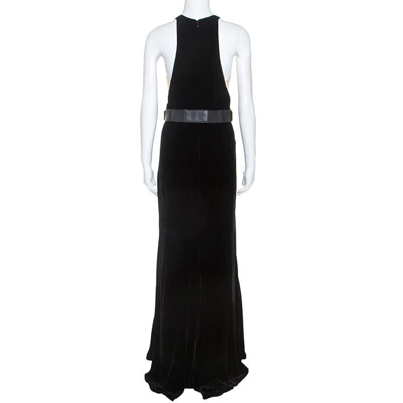 This gown from the house of Stella McCartney has been crafted to deliver effortless style. Crafted from quality materials, it comes in a classic black and has a flattering silhouette. The Saskia gown features mesh inserts on the sides and is