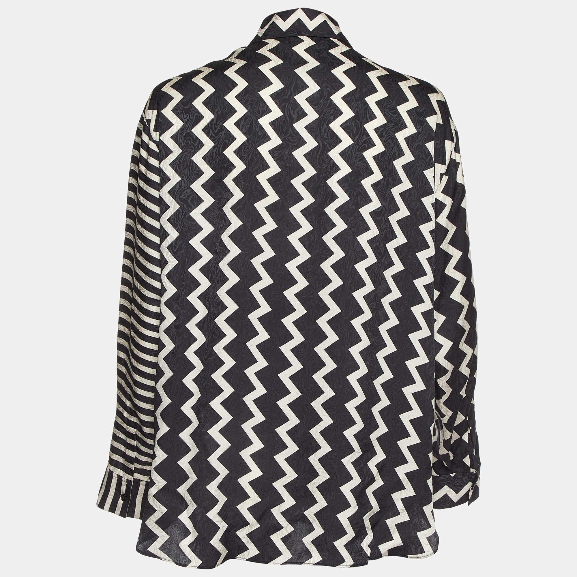 Questa camicia firmata è favolosa. È realizzata con materiali pregiati e presenta una silhouette aderente. Abbinalo a pantaloni e mocassini per un ensemble di tendenza.
