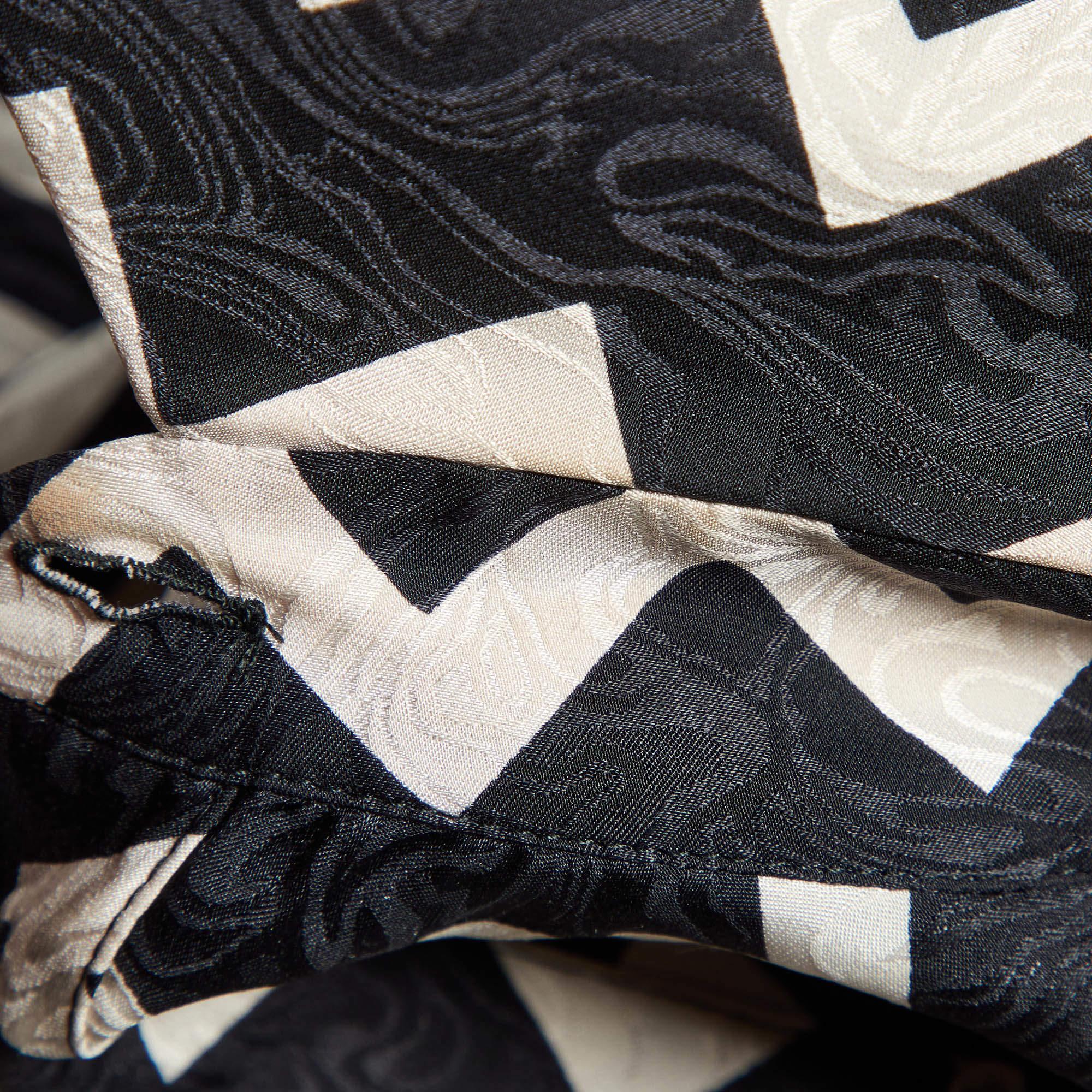 Stella McCartney Black/White Chevron & Stripes Print Jacquard Silk Shirt S. S. White In condizioni buone in vendita a Dubai, Al Qouz 2
