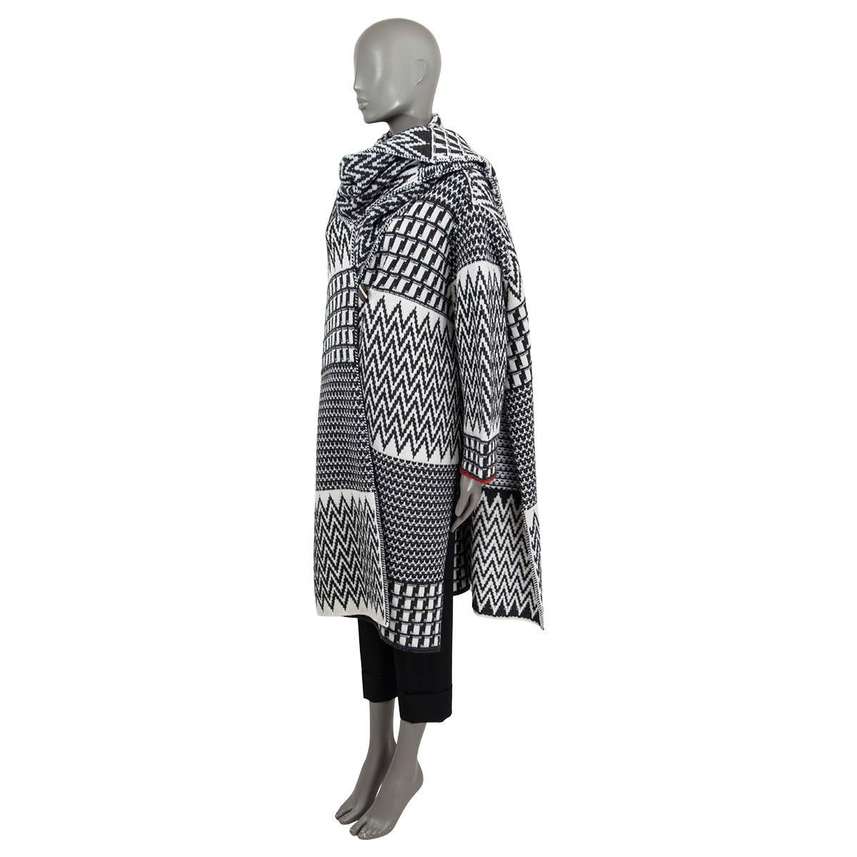 100% authentic Stella McCartney Pre-Fall 2020 zig zag jacquard knit cape coat in charcoal and off-white virgin wool (100%). Features side slits and and an orange trim. Opens with one button at the chest. Unlined. Has been worn once or twice and is