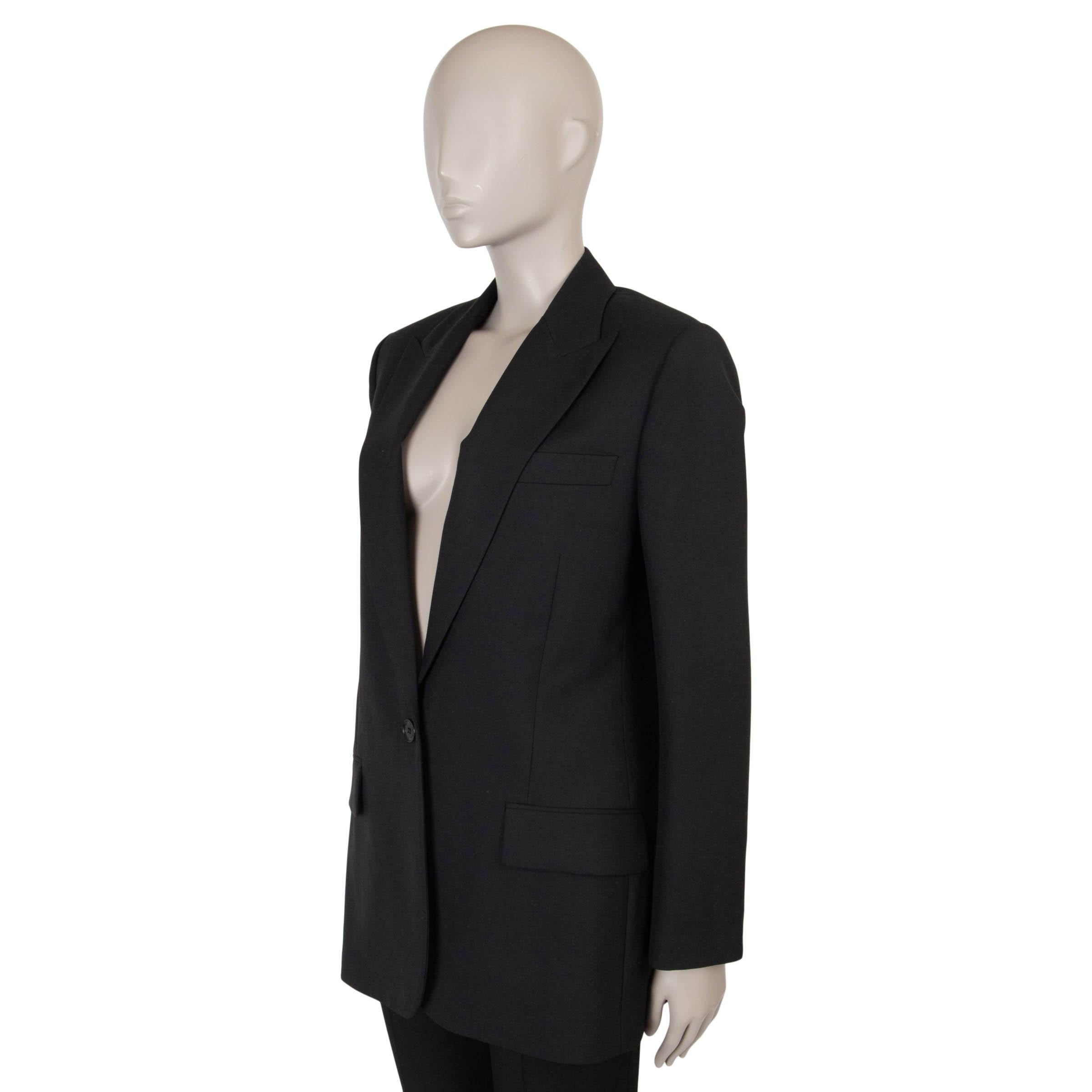 This 100% authentic Stella McCartney blazer in black wool (100%) is a modern take on classic tailoring. Designed with an oversized fit and structured shoulder pads, it features peak lapels, a chest pocket, and two flap pockets at the waist for a