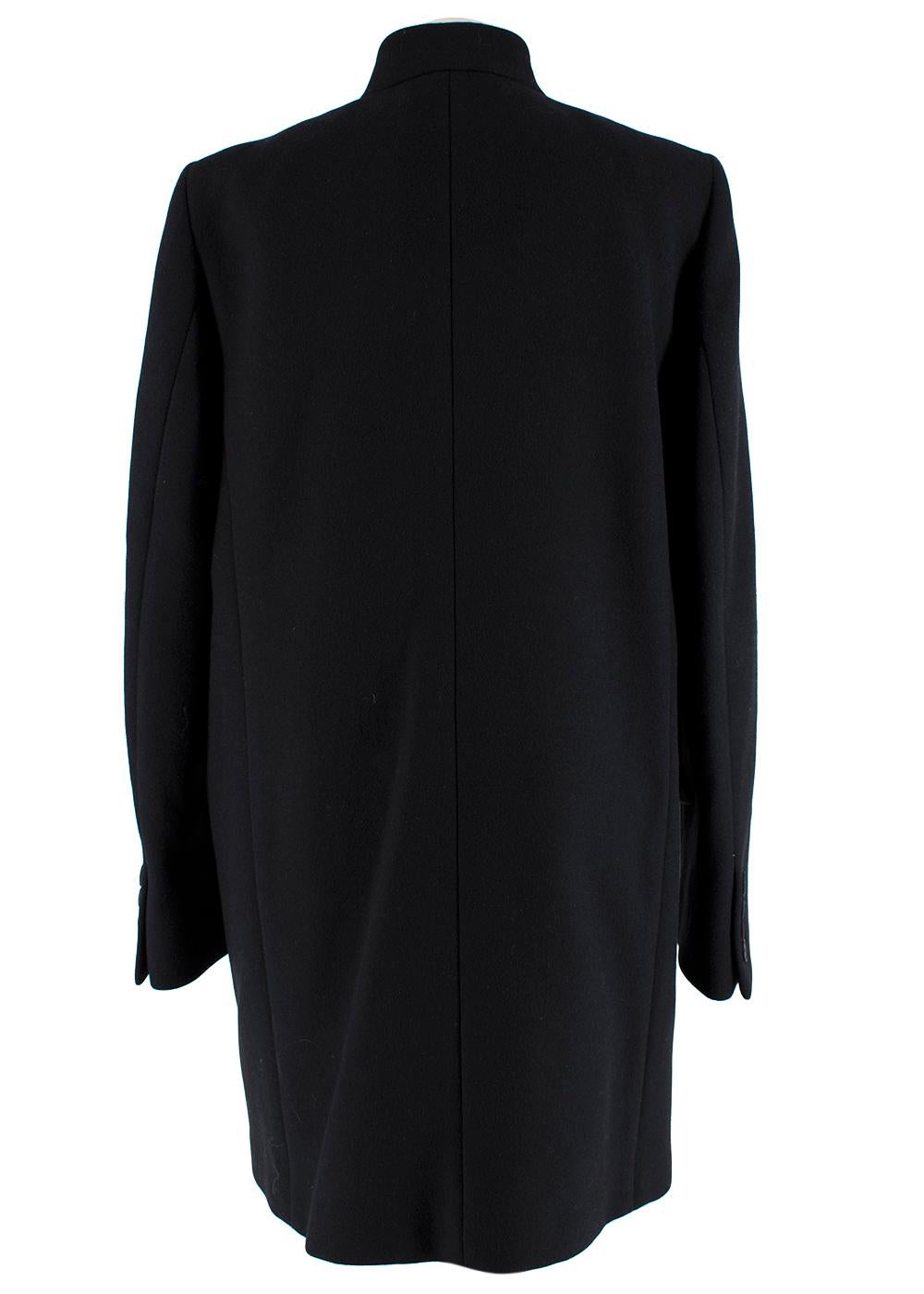 Stella McCartney Black Wool Blend Single-breasted Coat with Flat Colar

-Modern take on a classic style 
-Single-breasted design
-luxurious soft wool texture 
-Trompe l'oeil flat colar
-2 outer pockets 
-Fully lined with a soft fabric for extra