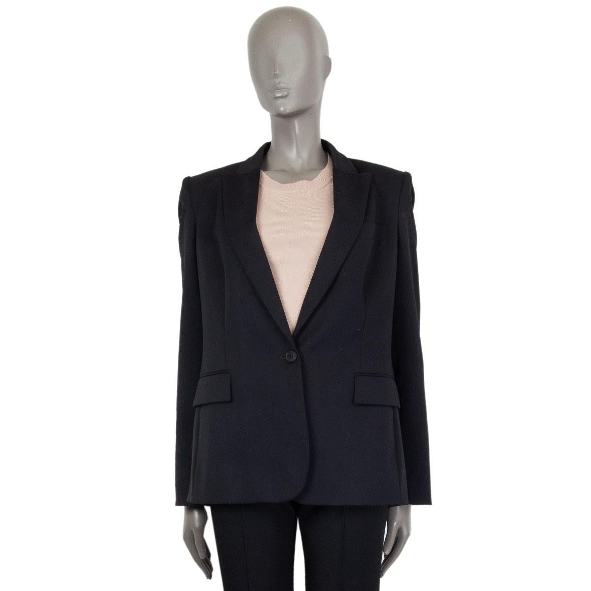 authentic Stella McCartney one-button blazer in black wool (100%) with notch collar. Closes with one button and has flap pockets. Lined in black viscose (52%) and cotton (48%). Has been worn and is in excellent condition.     

Tag Size 44
Size