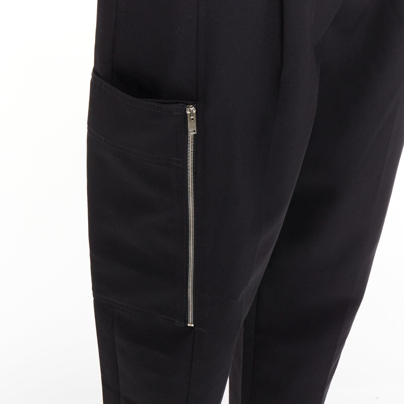Stella McCartney pantalon fuselé en sergé de laine noir avec fermeture éclair argentée IT36 XXS
Référence : SNKO/A00588
Marque : Stella McCartney
Designer : Stella McCartney
MATERIAL : Laine
Couleur : noir, argent
Motif : Solide
Fermeture :