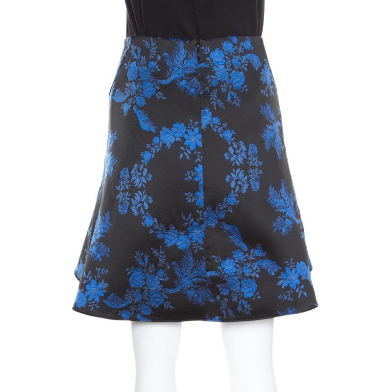 Look your fashionable best in this dreamy skirt from Stella McCartney. It is made of 100% polyester and features a black and blue floral jacquard pattern all over it. The subtle flounce detailing adds to its appeal and makes it look amazing. It