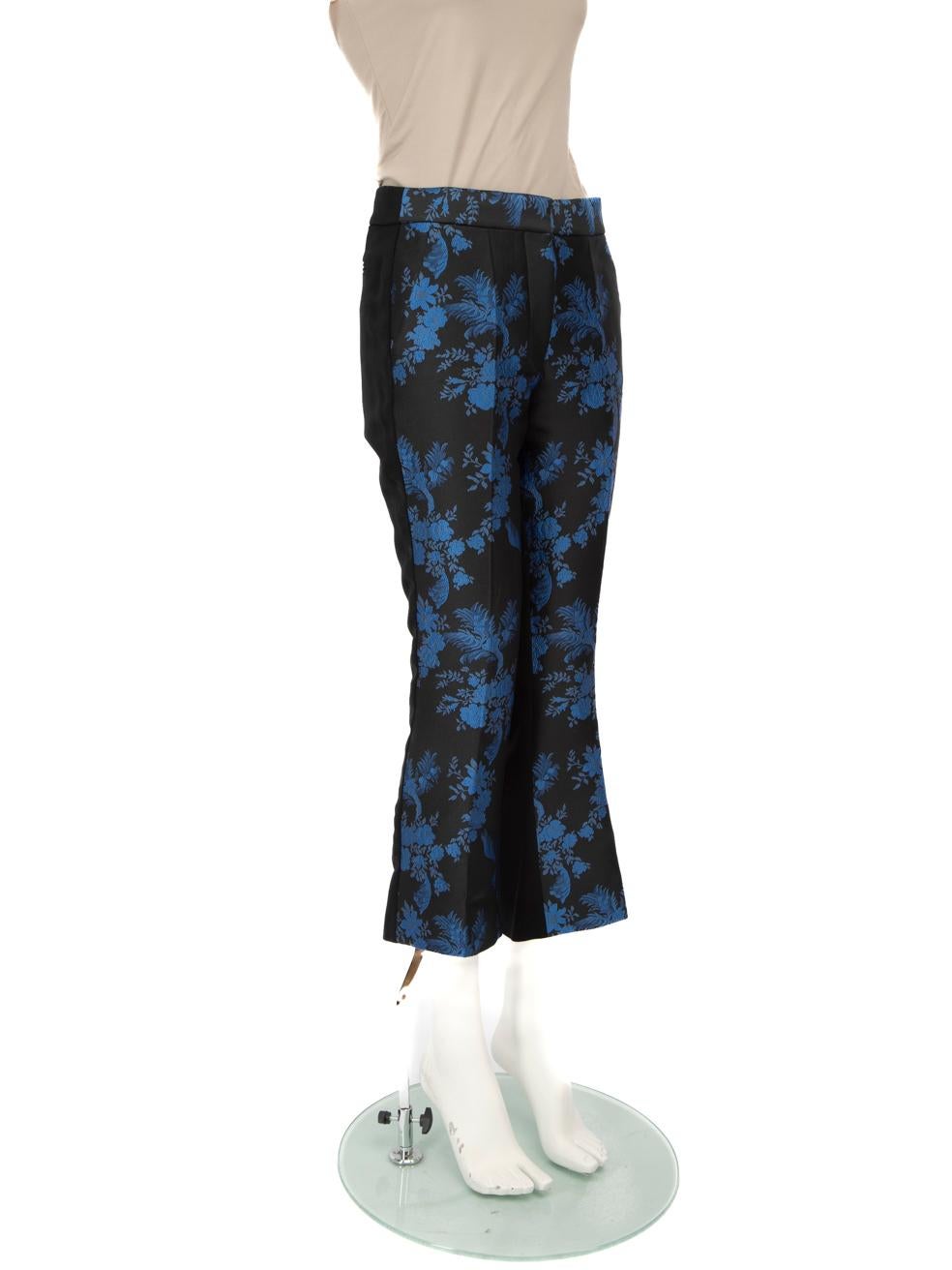 L'ÉTAT est très bon. Il n'y a pratiquement pas d'usure visible sur le pantalon de cet article de revente d'occasion de la marque Stella McCartney.



Détails


Multicolore - noir, bleu

Polyester

Pantalon

Jambe évasée

Cropped

Taille moyenne

2