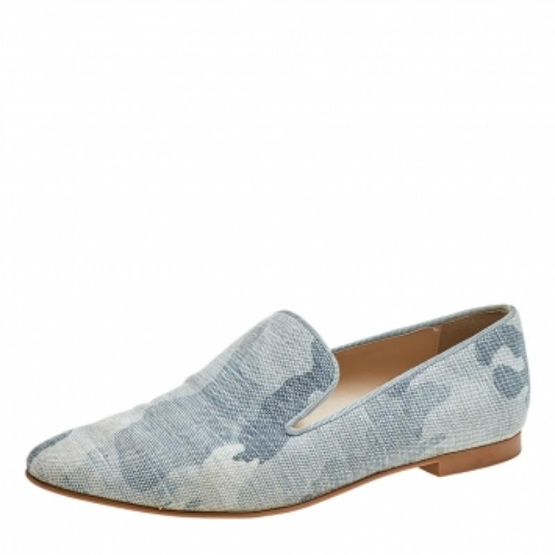 Indulge in Stella McCartney's aesthetic of comfortable, sustainable & chic fashion with this pair of smoking slippers. Sewn using camo print canvas, the slippers bring round toes, biodegradable soles, and a comfortable fit.