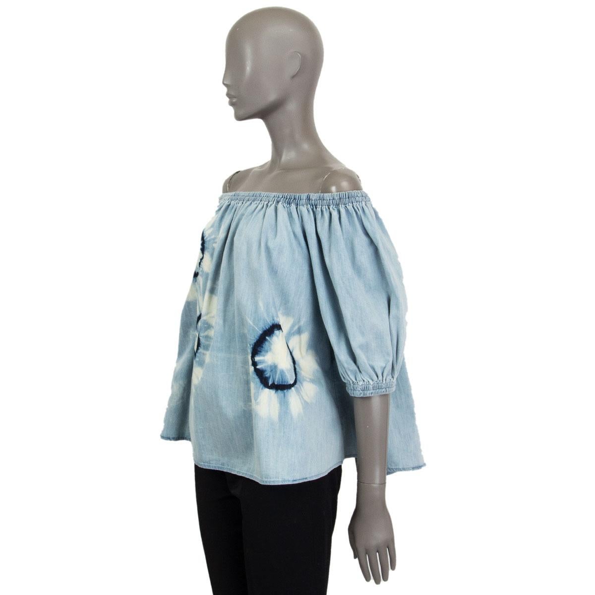 STELLA MCCARTNEY blue cotton TIE-DYE DENIM OFF SHOULDER Blouse Shirt 40 S In Good Condition For Sale In Zürich, CH