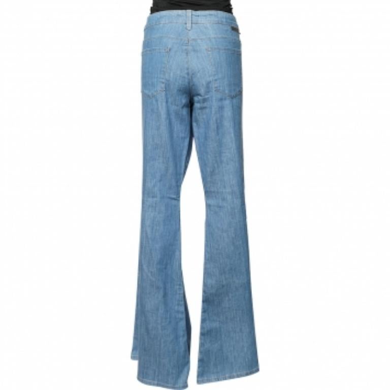 Estos vaqueros de Stella McCartney son el pantalón de diseño perfecto para añadir a tu armario. Son cómodos y están al día de las últimas tendencias de la moda, con un corte de pierna acampanado y un tono azul claro de tela vaquera.

