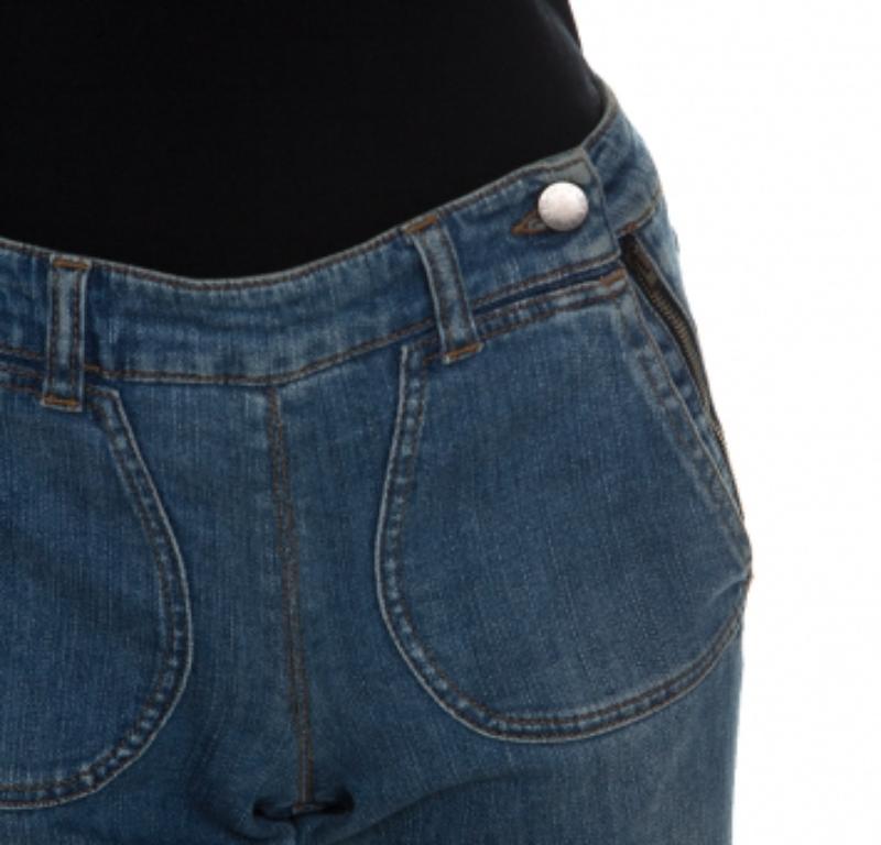 Diventa la nuova fashionista in circolazione con questi jeans classici firmati Stella McCartney. Sono realizzati su misura per offrire una vestibilità aderente e sono estremamente lusinghieri. Presentano passanti per la cintura, tasche e chiusura a
