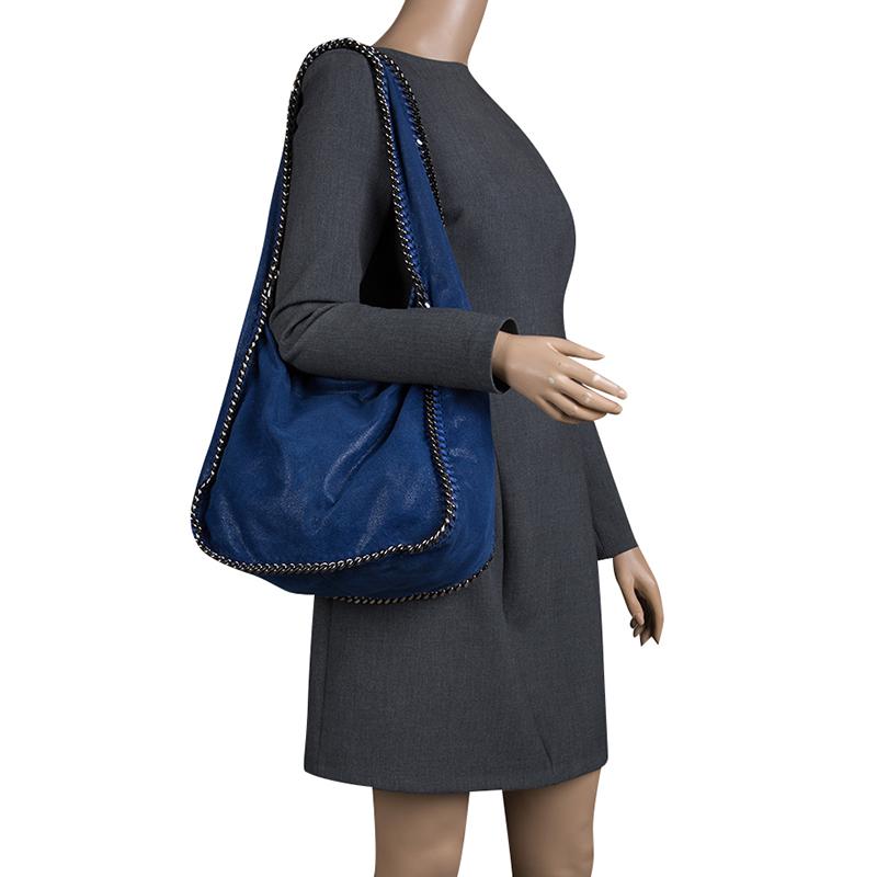 Stella McCartney is known for her chic designs and this Falabella hobo perfectly embodies this trait. Crafted in Italy from blue faux leather, it features a fabric interior and black tone chain details on its contours and handle. This bag can be