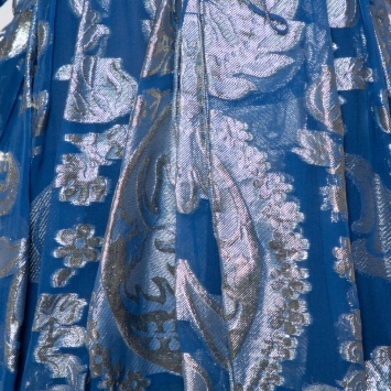 Turn heads and look uniquely stylish with this Stella McCartney lamé top that is perfect for a day out. It features a shiny blue exterior with a floral design all over. It also has an asymmetric hem and quarter sleeves.