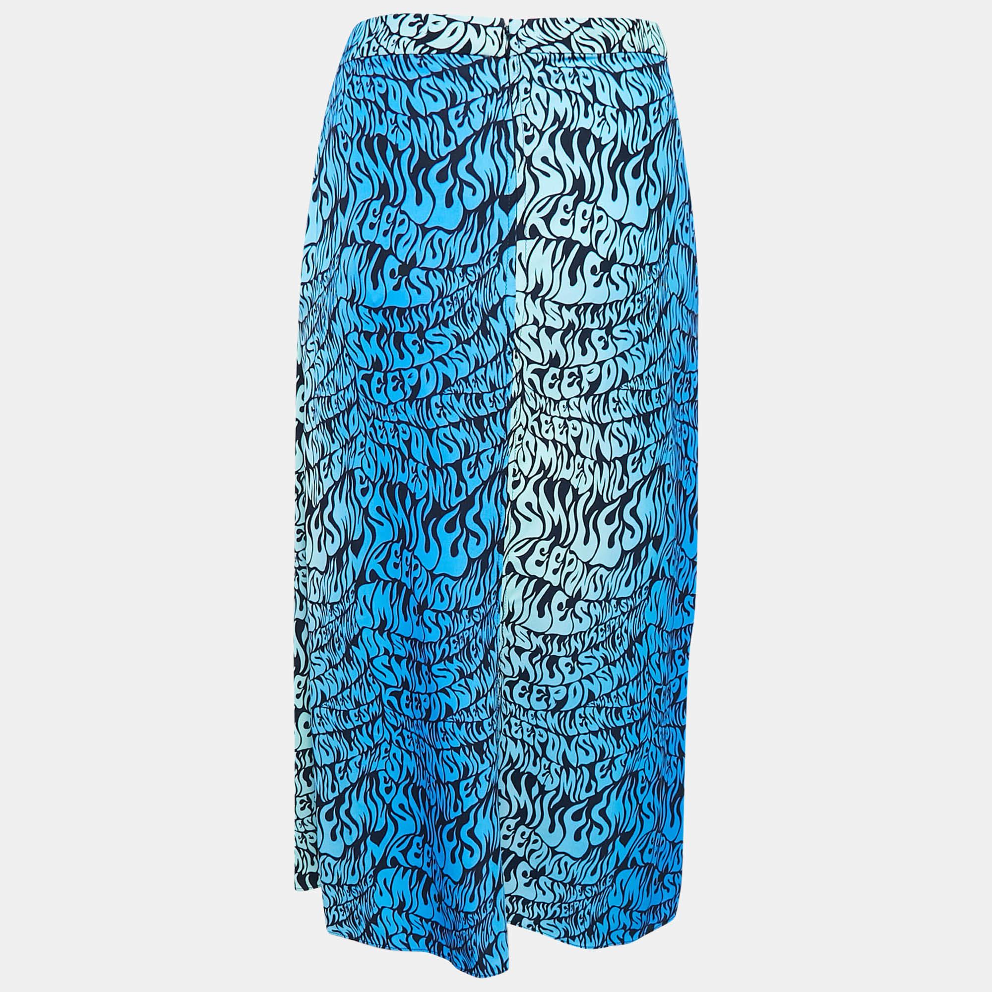 Experience the charm of designer clothing with this gorgeous skirt. Made from quality fabrics the skirt has a simple allure and a great fit. Pair it up with a tailored blouse or a simple top and high heels.