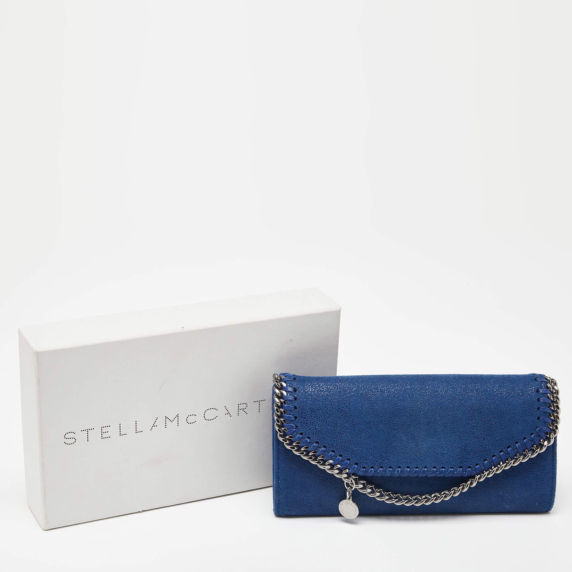 Stella McCartney - Portefeuille à rabat Falabella en faux daim bleu chatoyant Pour femmes en vente