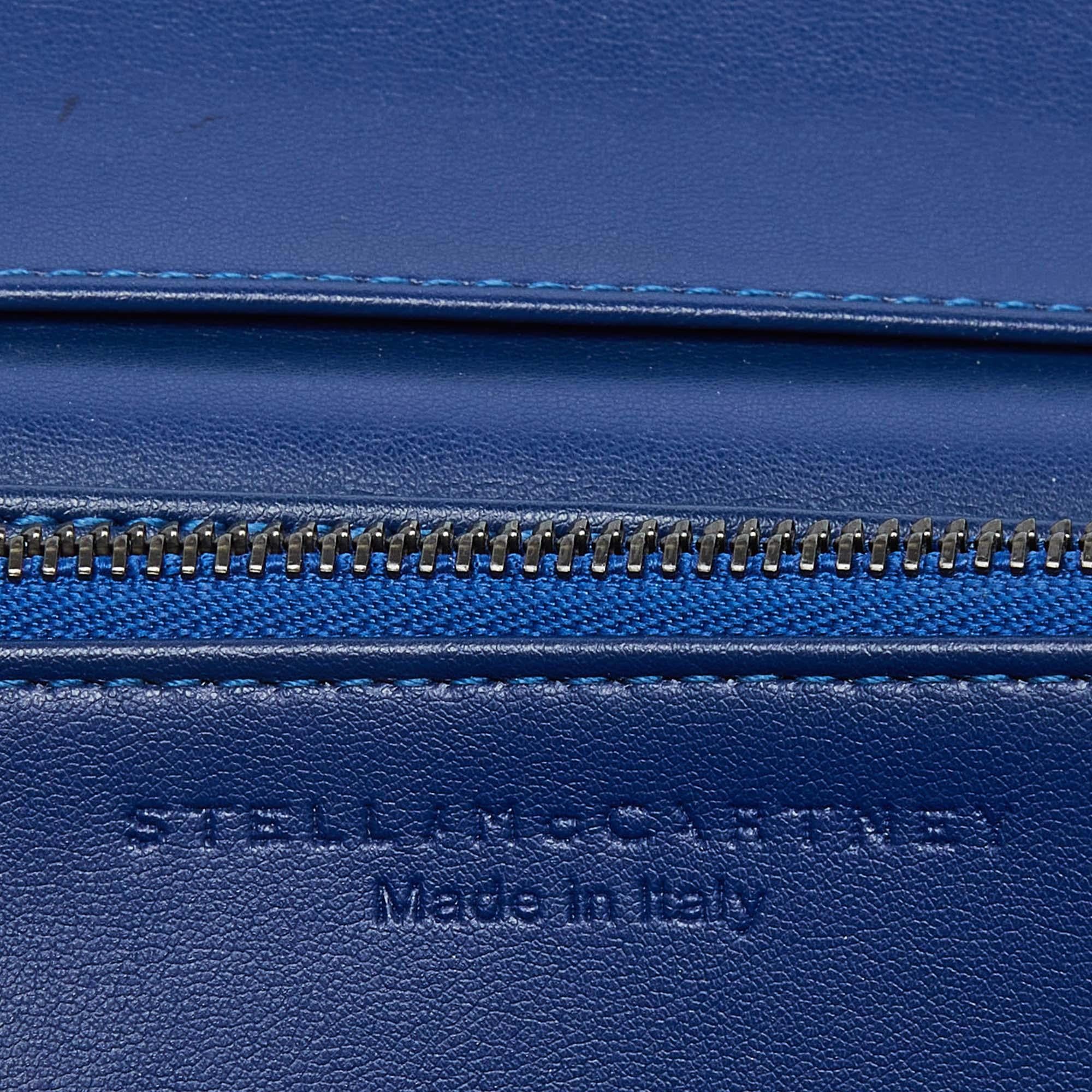 Stella McCartney - Portefeuille à rabat Falabella en faux daim bleu chatoyant en vente 3
