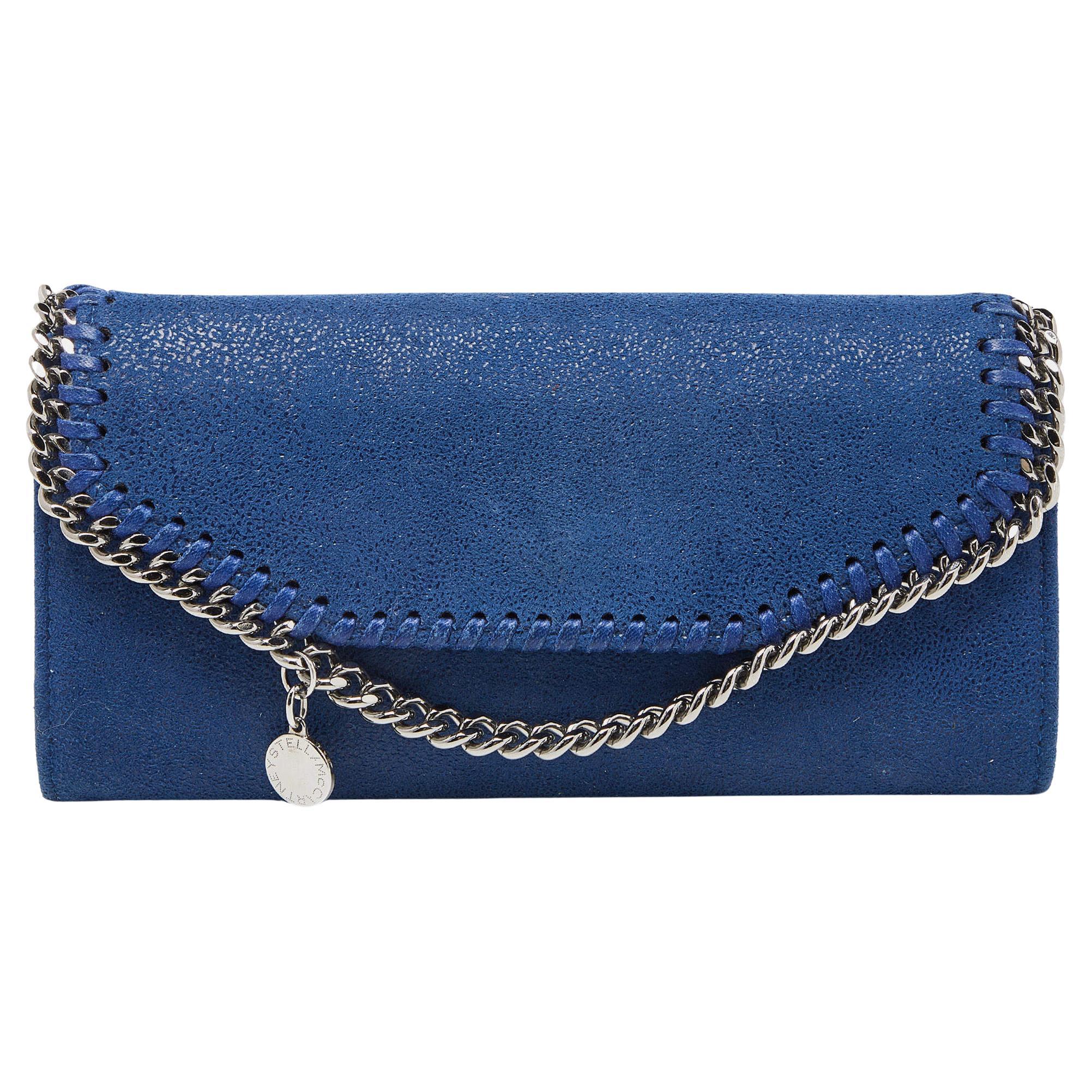 Stella McCartney - Portefeuille à rabat Falabella en faux daim bleu chatoyant en vente