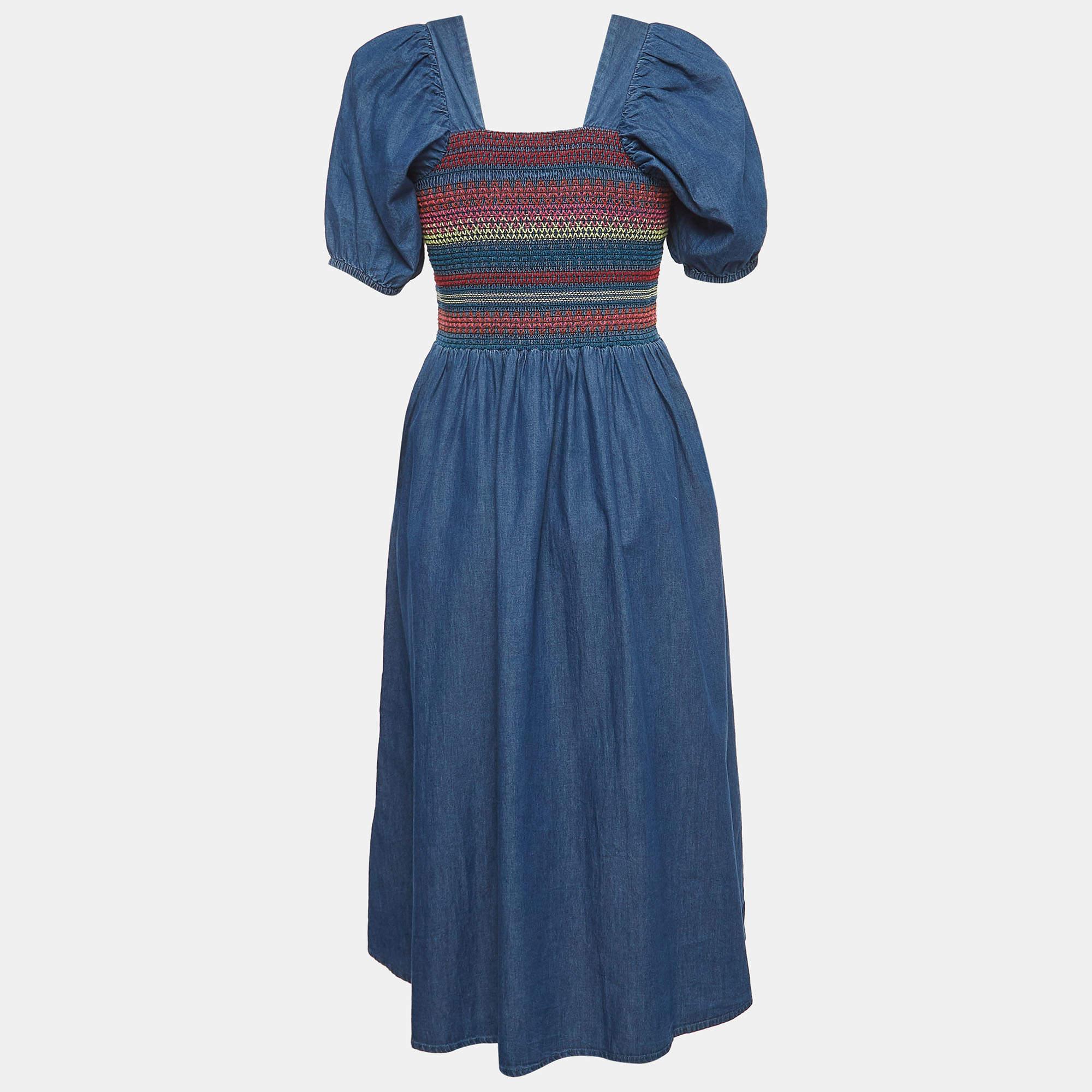 Taillée dans un coton chambray de couleur bleue, cette robe confortable est agrémentée d'un smocking. Votre enfant sera le plus beau lorsque la robe Stella McCartney sera associée à une paire de baskets ou de sandales.