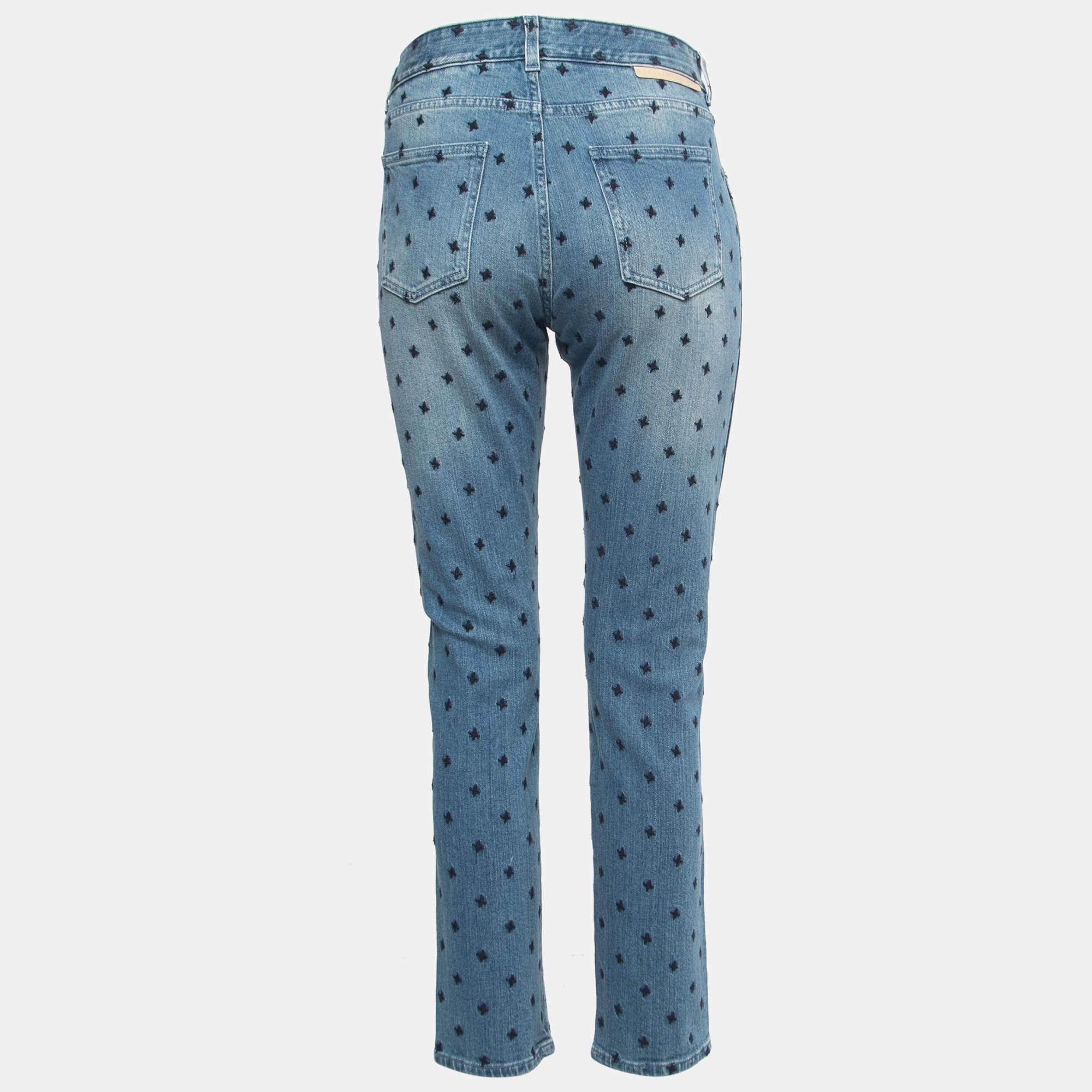 Votre garde-robe ne peut jamais être complète avec une belle paire de jeans comme celui-ci. Confectionnée dans les meilleures matières, cette paire présente des détails classiques, une fermeture facile et des poches. Associez-le à vos t-shirts