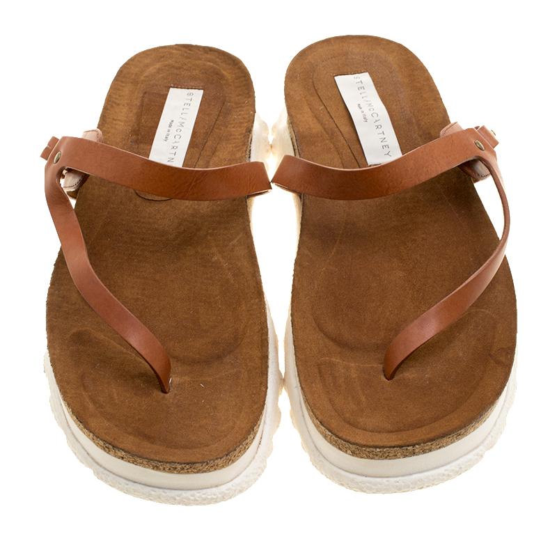 Choose comfort and style for your everyday casual wear in summers with this Stella McCartney Altea platform slides. Constructed in brown faux leather with suede interior and cork platforms, these shoes provide subtle height making it perfect for