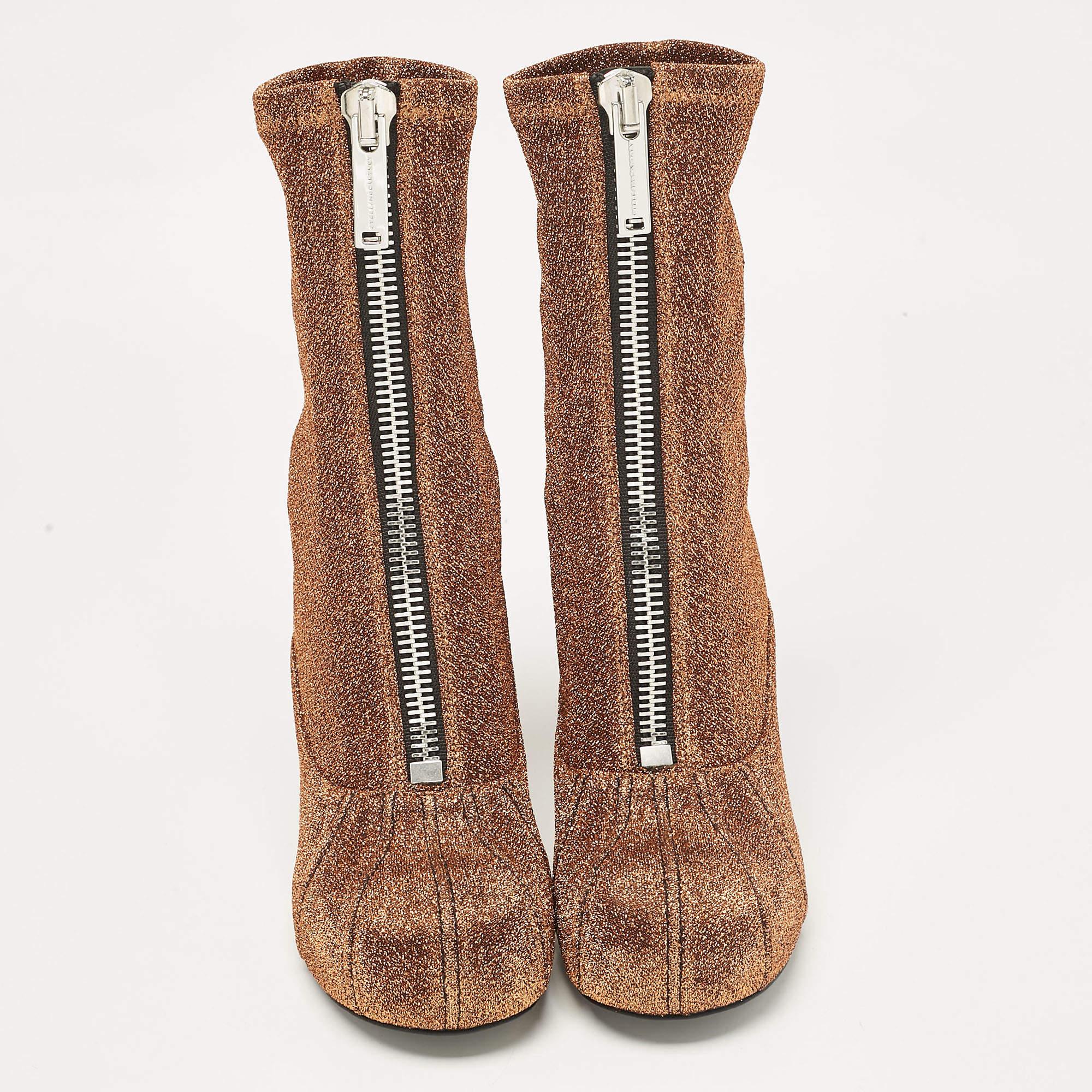 Meticulosamente diseñadas en una silueta elegante, estas botas están a la última en estilo. Vienen con plantillas cómodas y suelas duraderas para que te duren siempre. Estas botas son simplemente increíbles y sin duda tienes que hacerte con ellas