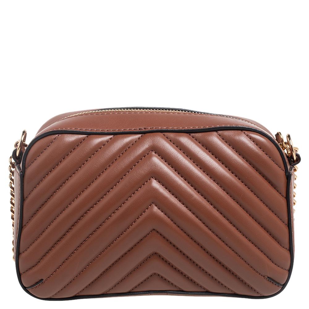 Make a wonderful appearance by adorning this plush bag by Stella McCartney. Crafted from faux leather, it comes in a lovely shade of brown. It features a quilted star pattern and the brand's logo makes an appearance on a star-shaped emblem on the