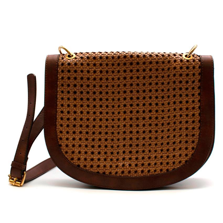 Stella McCartney Braune Umhängetasche aus geflochtenem Alexa-Leder

-Luxuriöses geflochtenes vegetarisches Leder 
-Schöne Patina auf dem Leder und den Beschlägen 
-Goldene Markenhardware 
-Magnetischer Verschluss an der Klappe
-Kleine abnehmbare