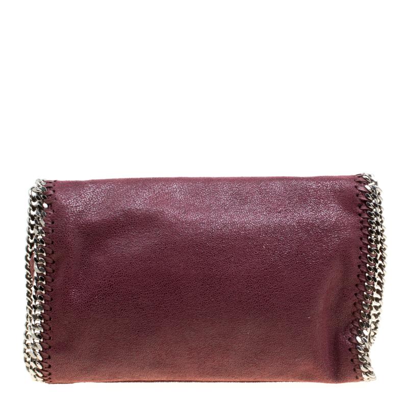 Stella McCartney is known for her chic designs and this Falabella bag perfectly embodies this trait. Crafted in Italy from burgundy faux leather with a fabric interior, this bag has a beautiful exterior and silver-tone chain details at its contours