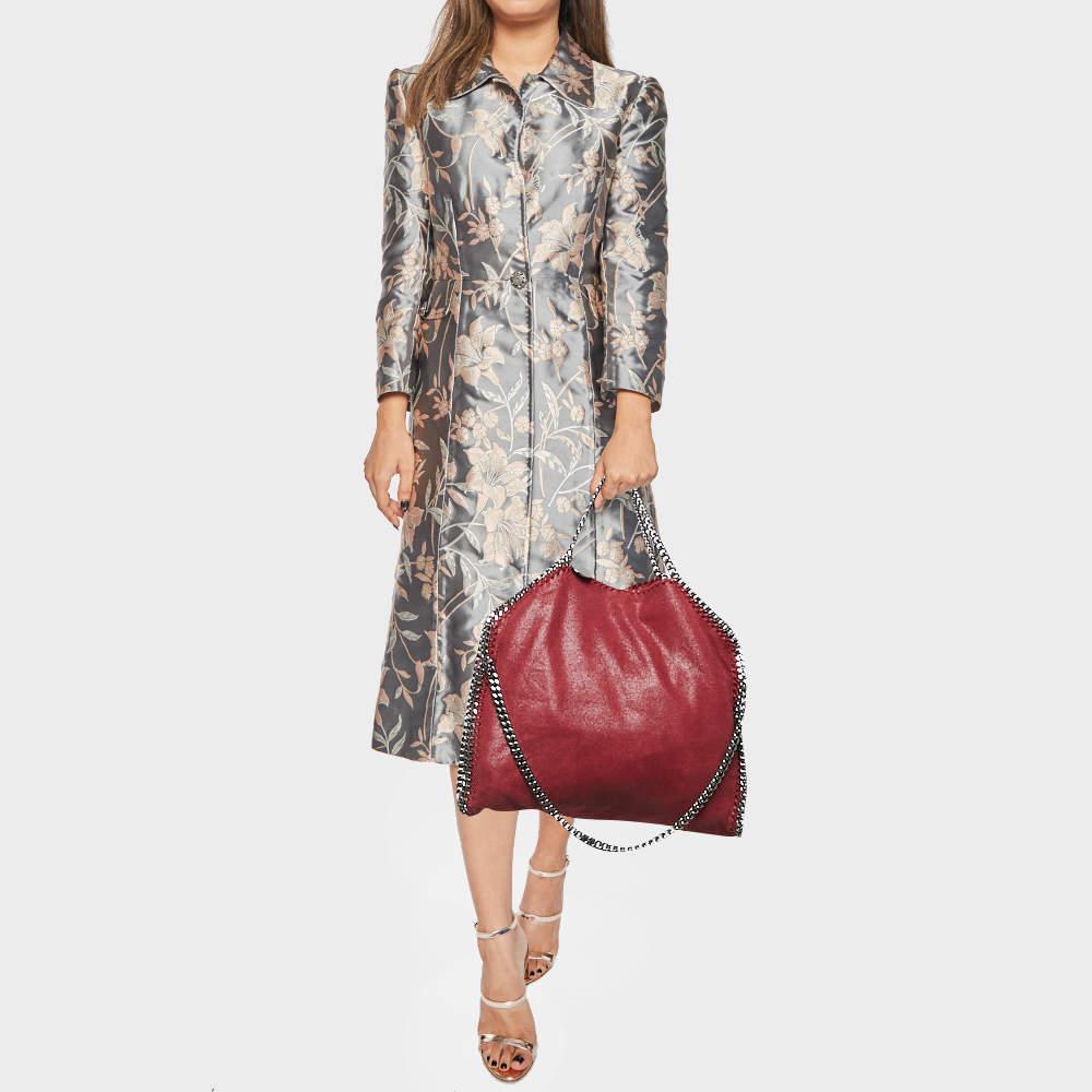 This alluring tote bag for women has been designed to assist you on any day. Convenient to carry and fashionably designed  the tote is cut with skill and sewn into a great shape. It is well equipped to be a reliable accessory.