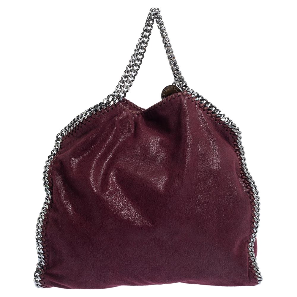 This Falabella shopper tote from Stella McCartney will make the dream of countless women come true. Crafted from faux leather, it is durable and stylish. While the chain detailing elevate its beauty, the fabric-lined interior will dutifully hold all