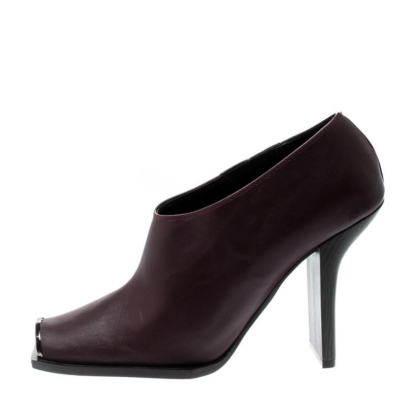Chic, stylish and very modern, these Stella Mccartney ankle boots are perfect for the fashionable you! The burgundy boots are crafted from faux leather and feature square toes with gunmetal hardware detailing. They come equipped with comfortable