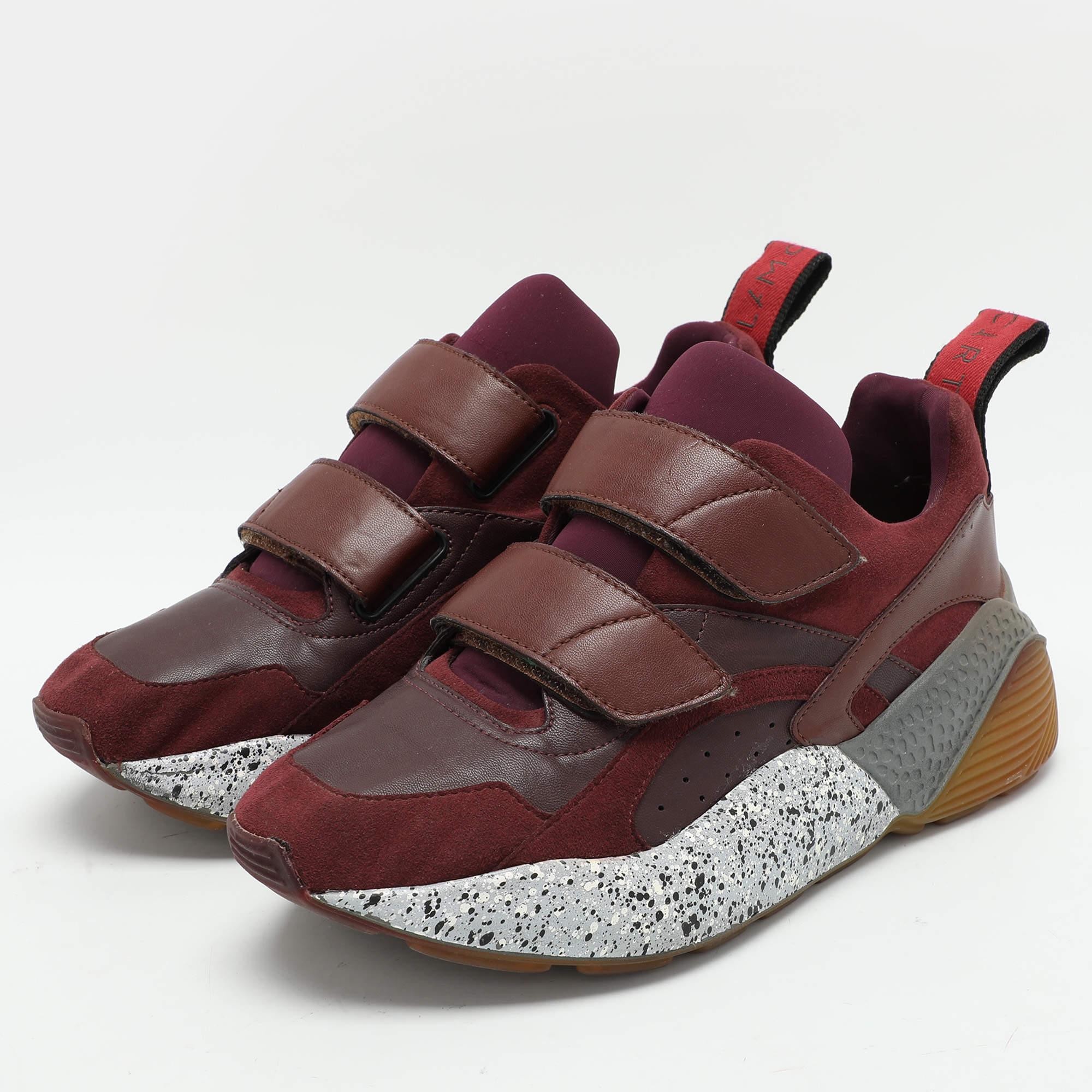 Restez dans le confort avec ces baskets signées Stella McCartney. Réalisée en faux daim et faux cuir, cette paire présente des semelles texturées dans des tons riches ainsi qu'une fermeture velcro sur l'empeigne. Une doublure en tissu confortable et