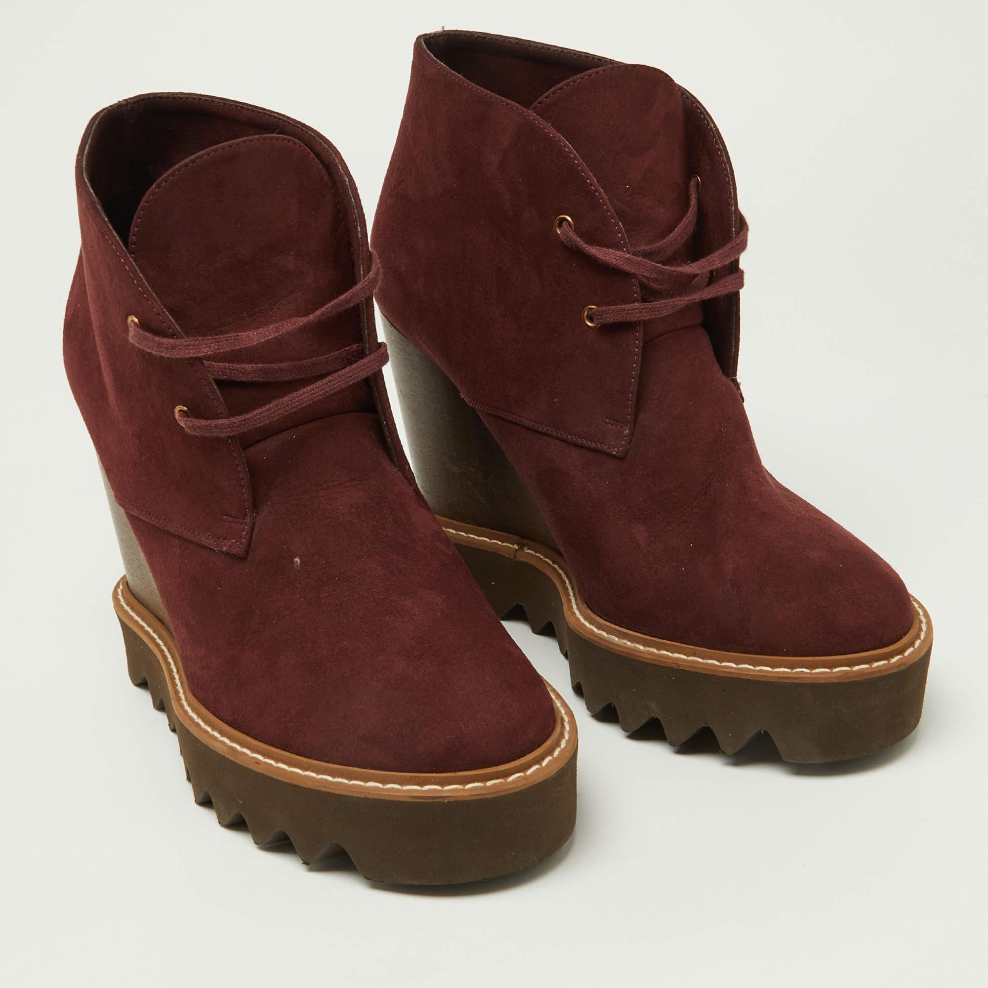 Stella McCartney escarpins compensés à lacets en faux daim bordeaux taille 39 Bon état - En vente à Dubai, Al Qouz 2