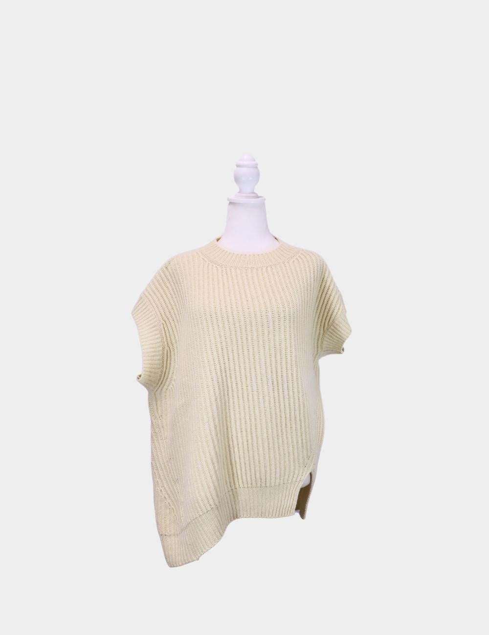 Dieser elfenbeinfarbene Rippstrickpullover von Stella McCartney ist mühelos schick und bewusst handgefertigt, um zeitlose Eleganz in den Alltag zu bringen. Mit seiner ärmellosen, entspannten Silhouette und dem hochgeschlossenen Saum verbindet dieses