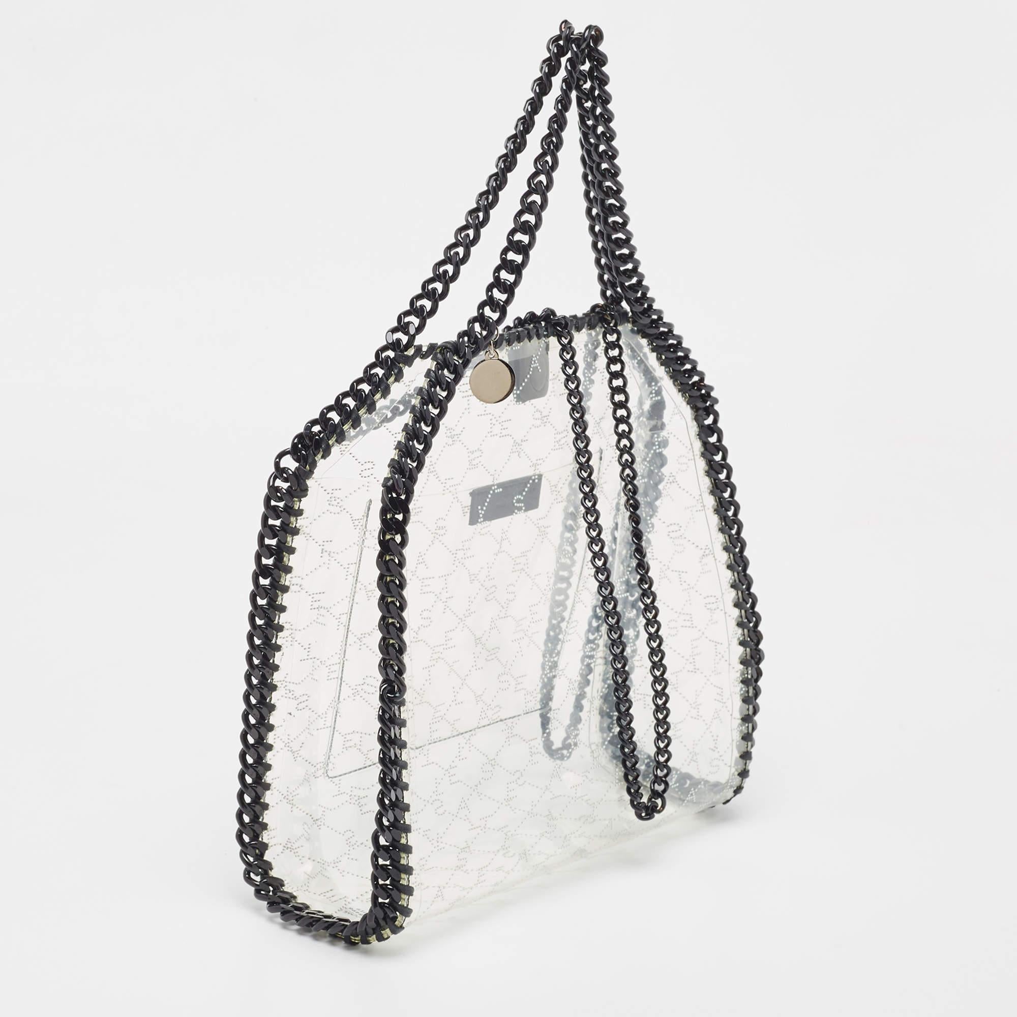 The chain whipstitch detailing beautifully outlines this Stella McCartney Falabella tote. Crafted from PVC, it has been adorned with black-tone accents, and it can be carried with dual chain handles. The lined interior can safely store your