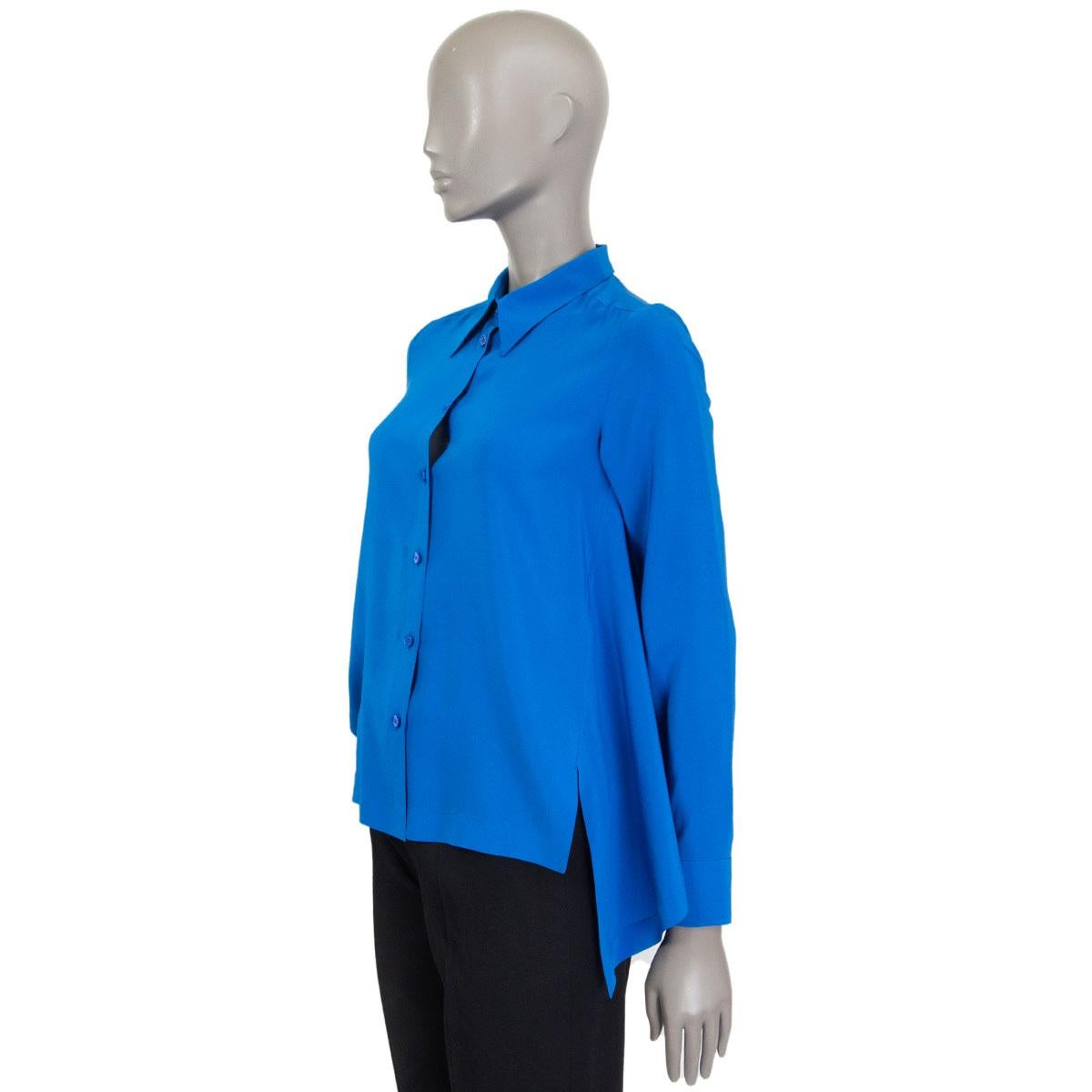 authentic Stella McCartney shirt in cobalt blue silk (100%) with longer a-line side inserts. Has been worn and buttons slightly faded at the dry cleaner. Overall in excellent condition. 

Tag Size 36
Size XXS
Shoulder Width 35cm (13.7in)
Bust 94cm