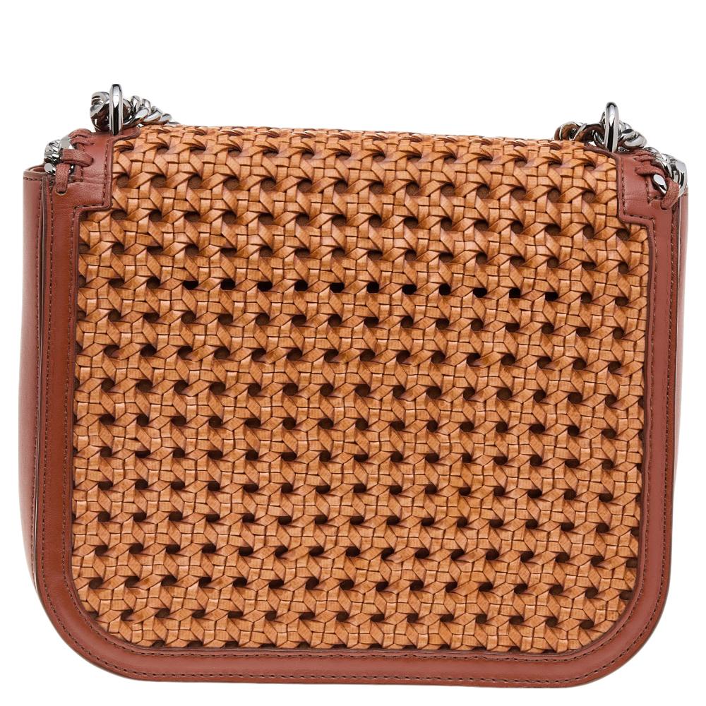 A refreshing version of Stella McCartney's iconic Falabella bags, this box shoulder bag is chic and elegant. Featuring a diamond-cut front flap detailed with chain-link trims, the woven faux leather bag has a blend of unique details and signature