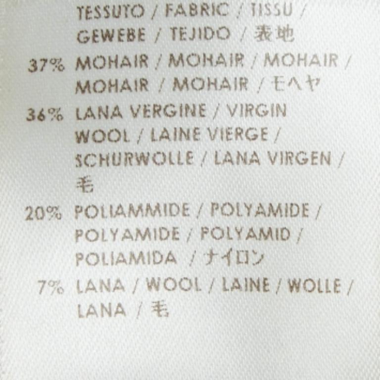 Wie fabelhaft sieht dieser Designer-Pulli aus! Es ist aus feinen Materialien gefertigt und hat lange Ärmel. Kombinieren Sie es mit einer Hose und Sneakers für einen coolen Look.