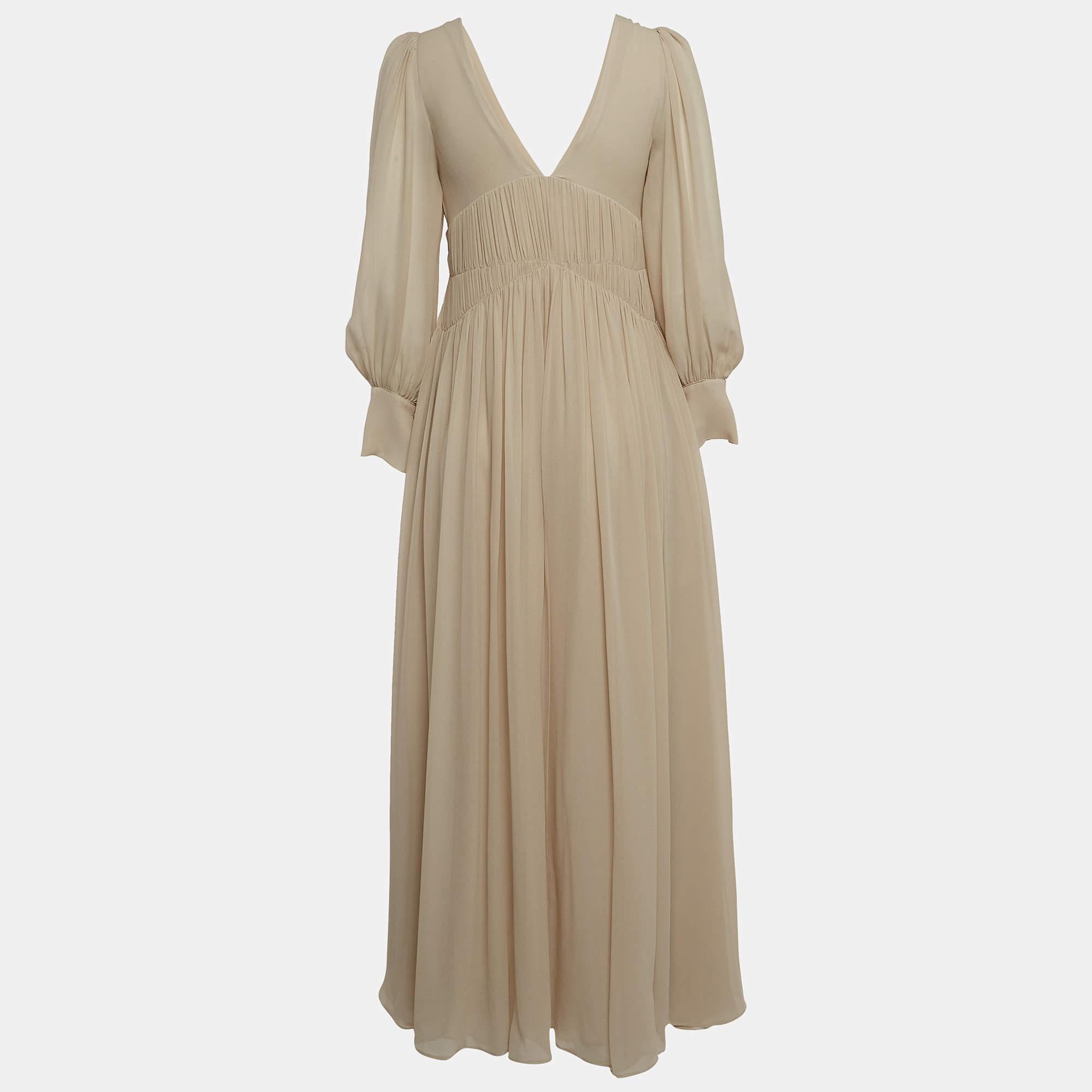 This stylish Stella McCartney maxi dress is a fashionable and versatile piece that exudes elegance and comfort. With its long silhouette, it provides a flattering and feminine look. Designed with chic details and unique cuts, it effortlessly