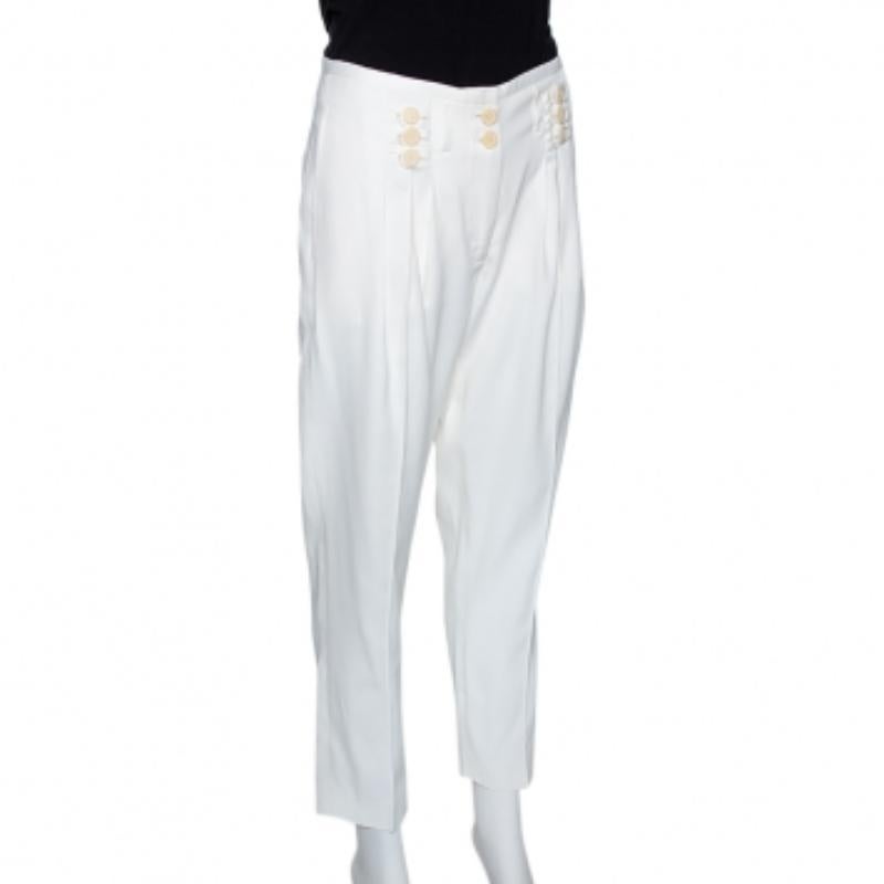 Estos pantalones de Stella McCartney son la opción perfecta para el próximo evento formal al que tengas que asistir. Confeccionados en seda recubierta, tienen un tono crema. Estos pantalones cónicos tienen cierre de botones, dos bolsillos y un corte