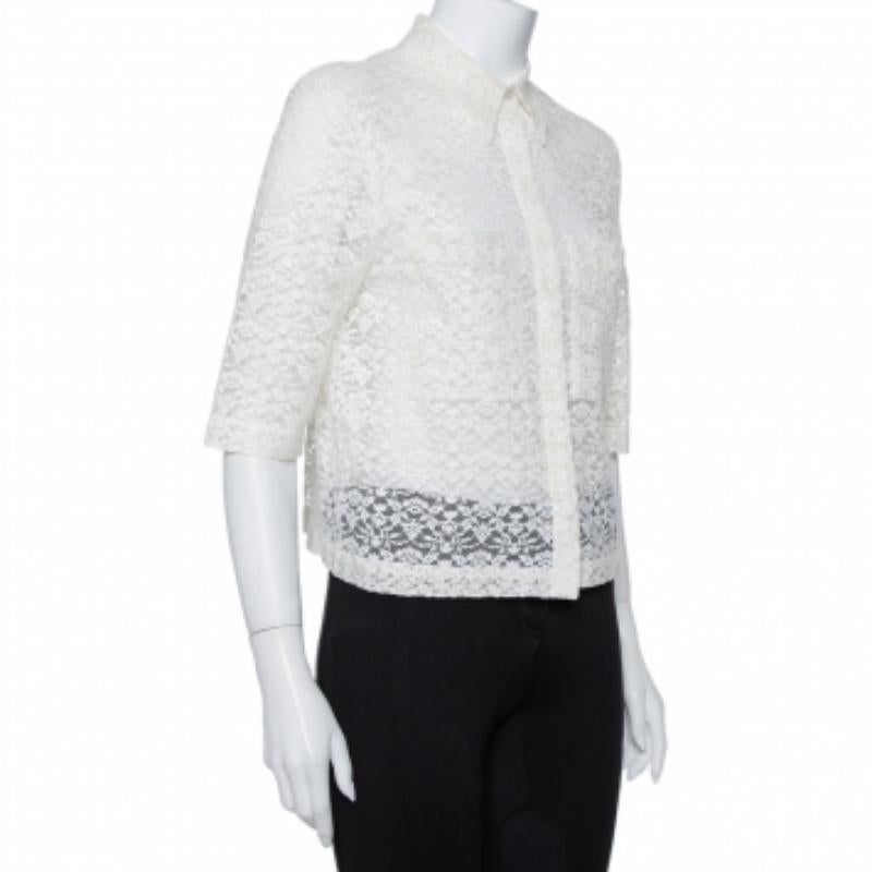 La struttura in pizzo del crop top di Stella McCartney emana un fascino femminile. Presenta un colletto, due tasche applicate sul davanti, abbottonatura nascosta e maniche a tre quarti. Abbinalo a una gonna a vita alta e a gioielli minimal per un