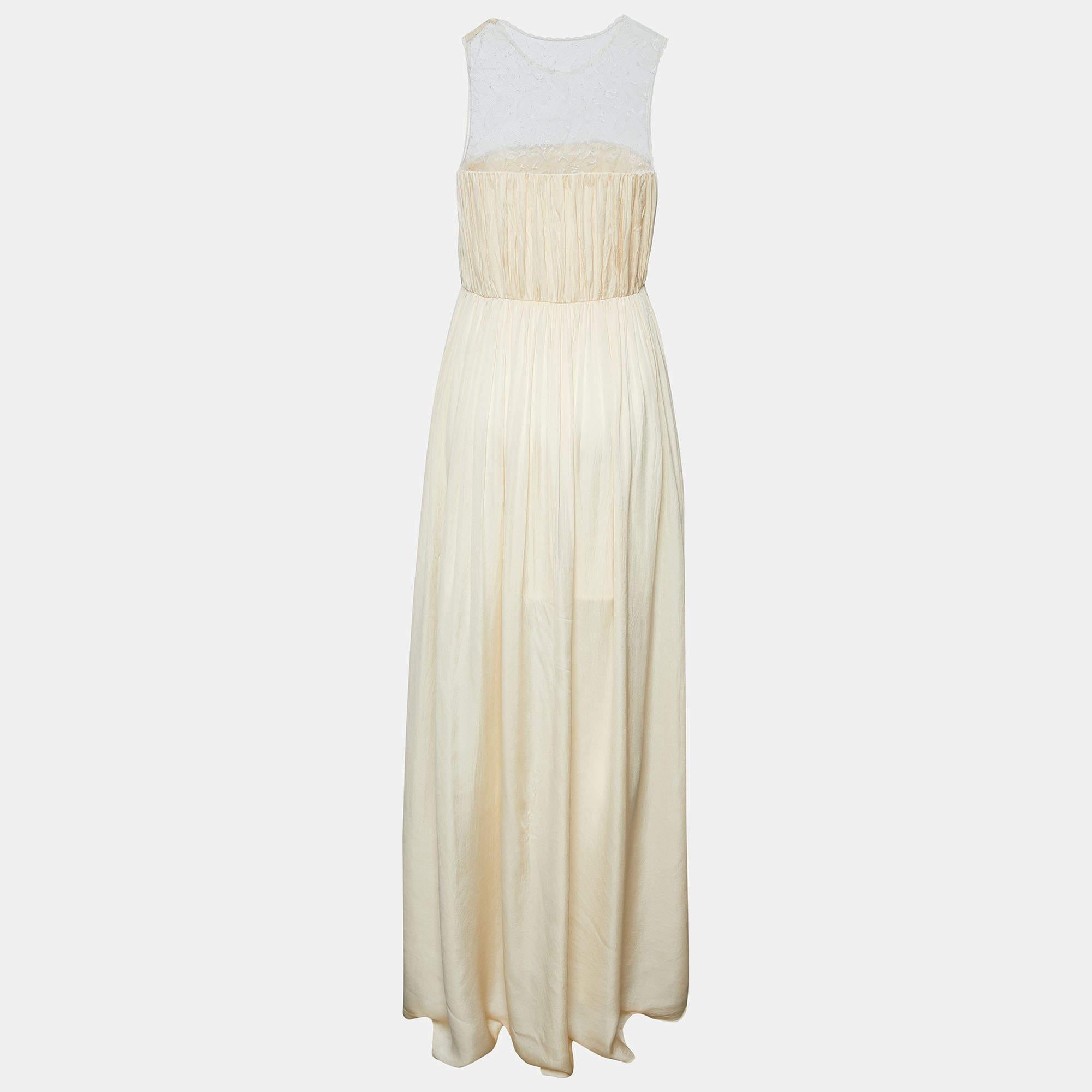 Faites une déclaration de mode luxueuse en portant cette robe de créateur. Il est taillé dans un tissu fin pour une silhouette flatteuse.