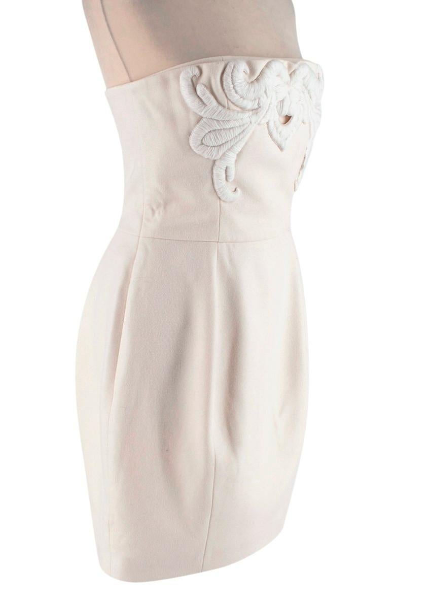  Stella McCartney Cremefarbenes Bustierkleid aus Wolle und Kaschmir mit Verzierungen

- Basis aus einer feinen Woll-Kaschmirmischung mit farblich abgestimmter, weißer Rokoko-Verzierung auf dem Mieder
- Freiliegender, goldfarbener Reißverschluss auf