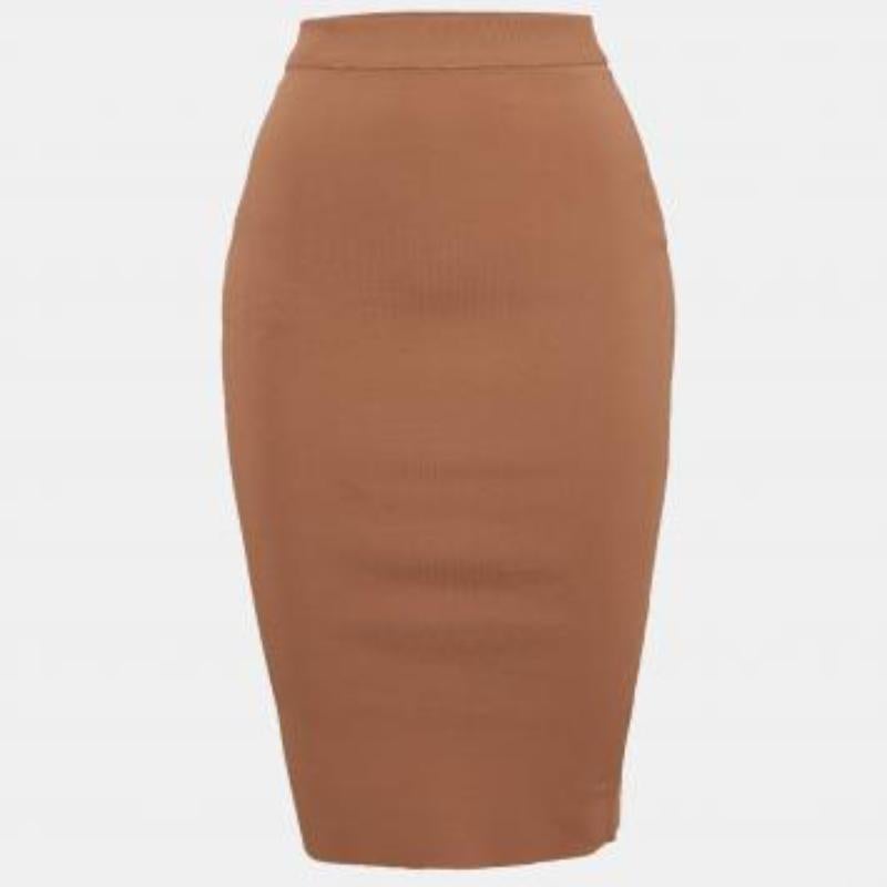 Questa deliziosa gonna è splendidamente cucita con un tessuto pregiato. Questa comoda gonna griffata ha una silhouette lusinghiera. Abbinalo a un semplice top e a tacchi a spillo per un look chic.