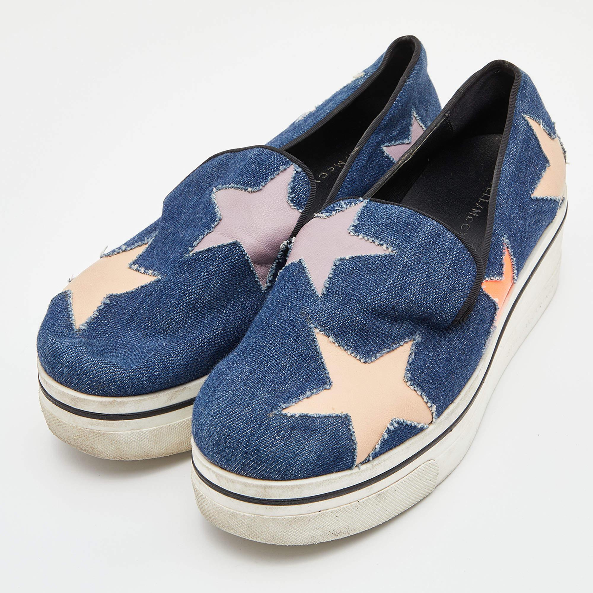 Estas zapatillas Binx de Stella McCartney son chic y elegantes sin esfuerzo. Estas zapatillas azules están confeccionadas en tejido vaquero, con puntera redonda y recortes en forma de estrella. Están equipados con cómodas plantillas de piel