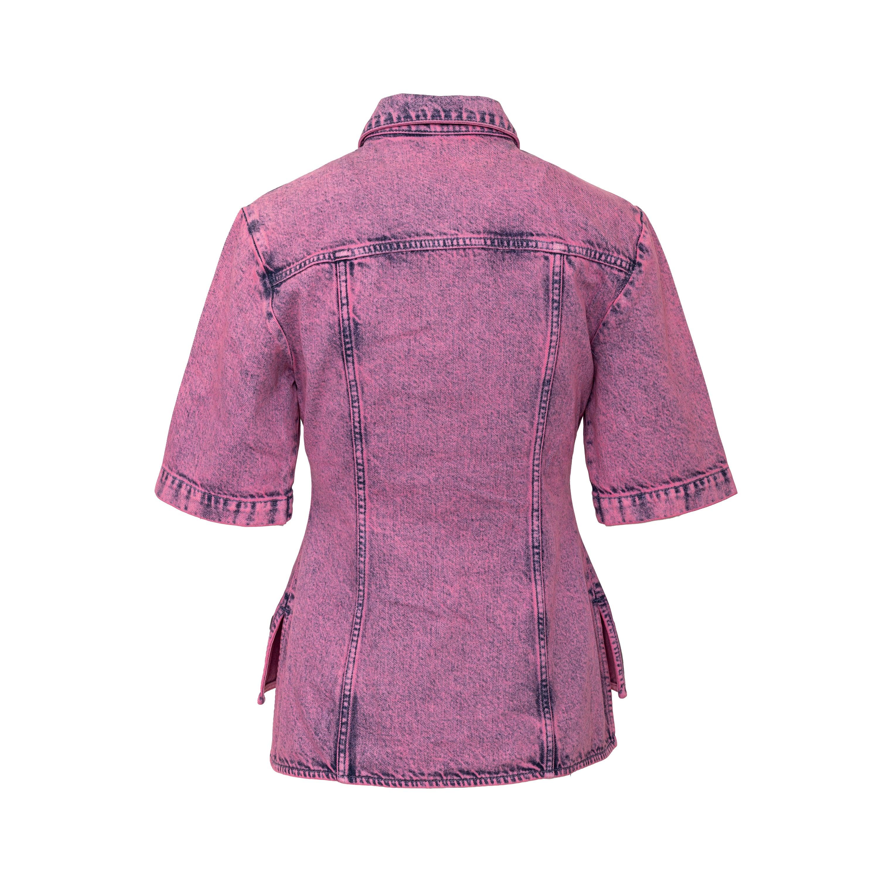 This Stella McCartney denim shirt is made with a cotton and elastane blend, providing a comfortable fit. The pink dyed shirt features half sleeves, a longer back hem, two front pockets and snap buttons. 
 Material: 98% Cotton 2% Elastane 
