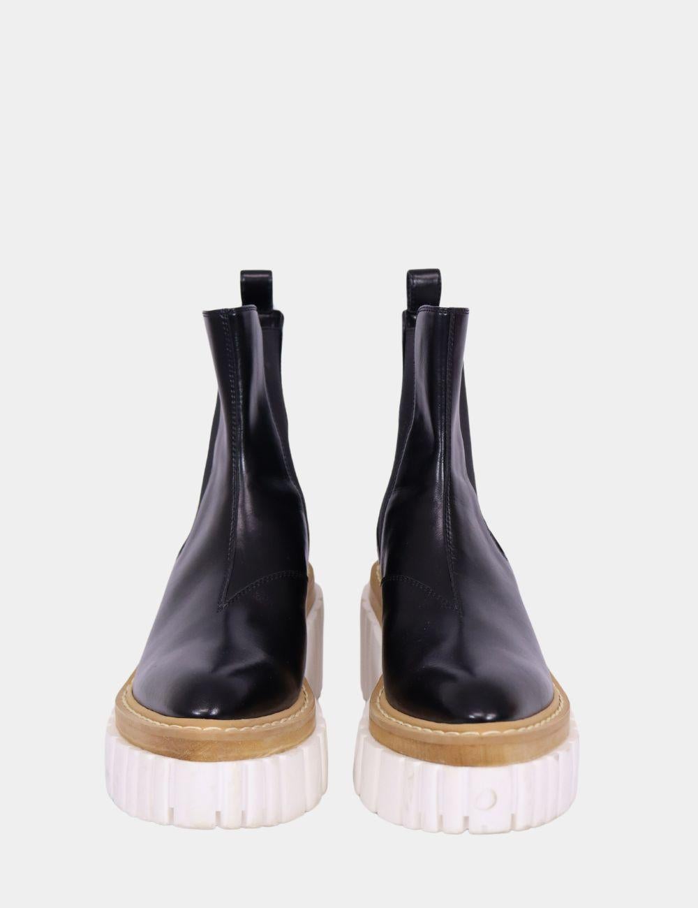 Los botines con plataforma Stella McCartney Emilie, se caracterizan por ser de piel sintética y descansar sobre una suela de plataforma de madera, estilo Chelsea clásico, lengüeta en el talón y suela de goma.

Material: Piel sintética 
Talla: EU 40