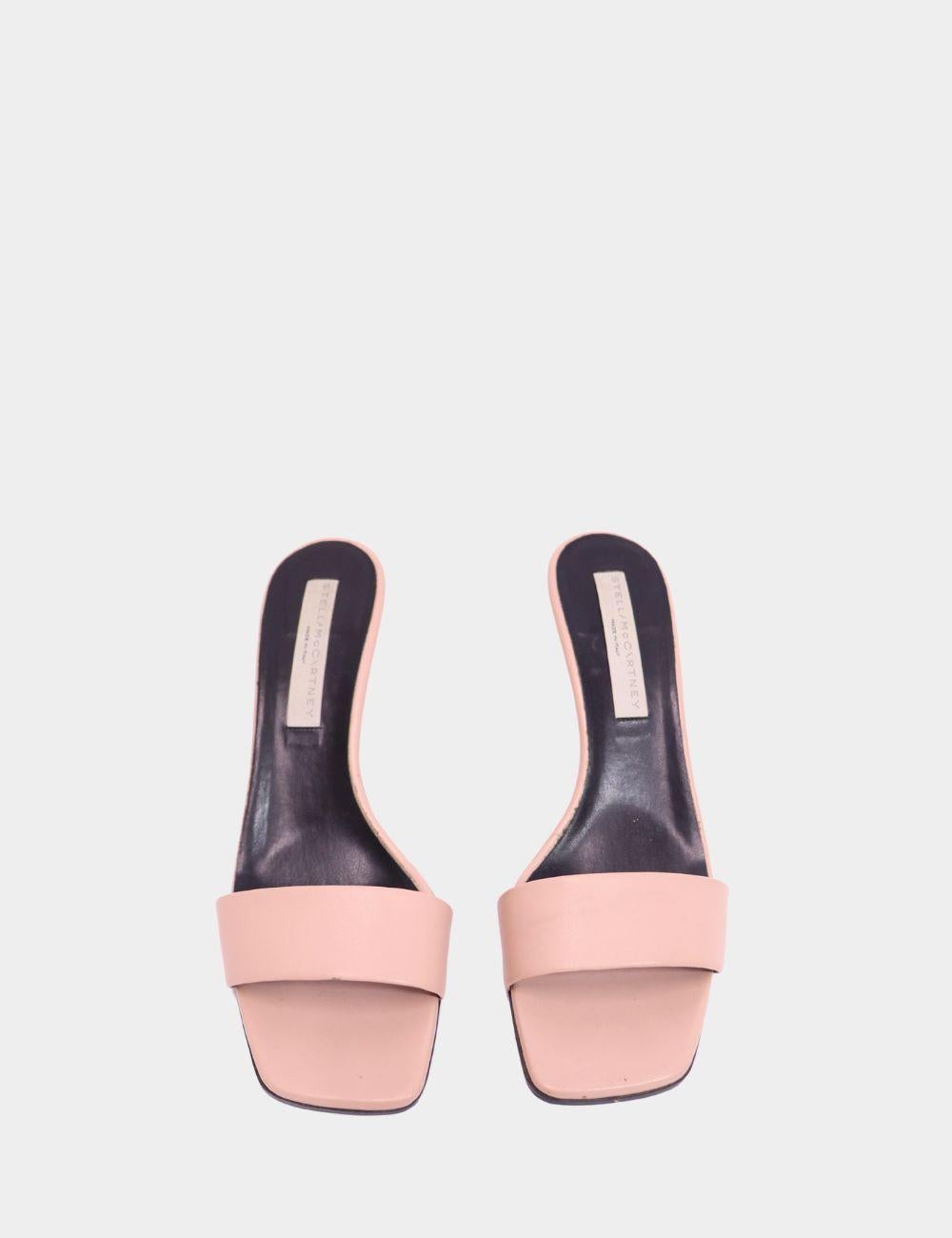 Entrez dans l'élégance sans effort avec ces talons mule Stella McCartney Blush Pink. Conçus dans le respect de l'engagement de la marque en matière de mode durable, ces élégants talons à enfiler présentent une silhouette minimaliste, un bout ouvert