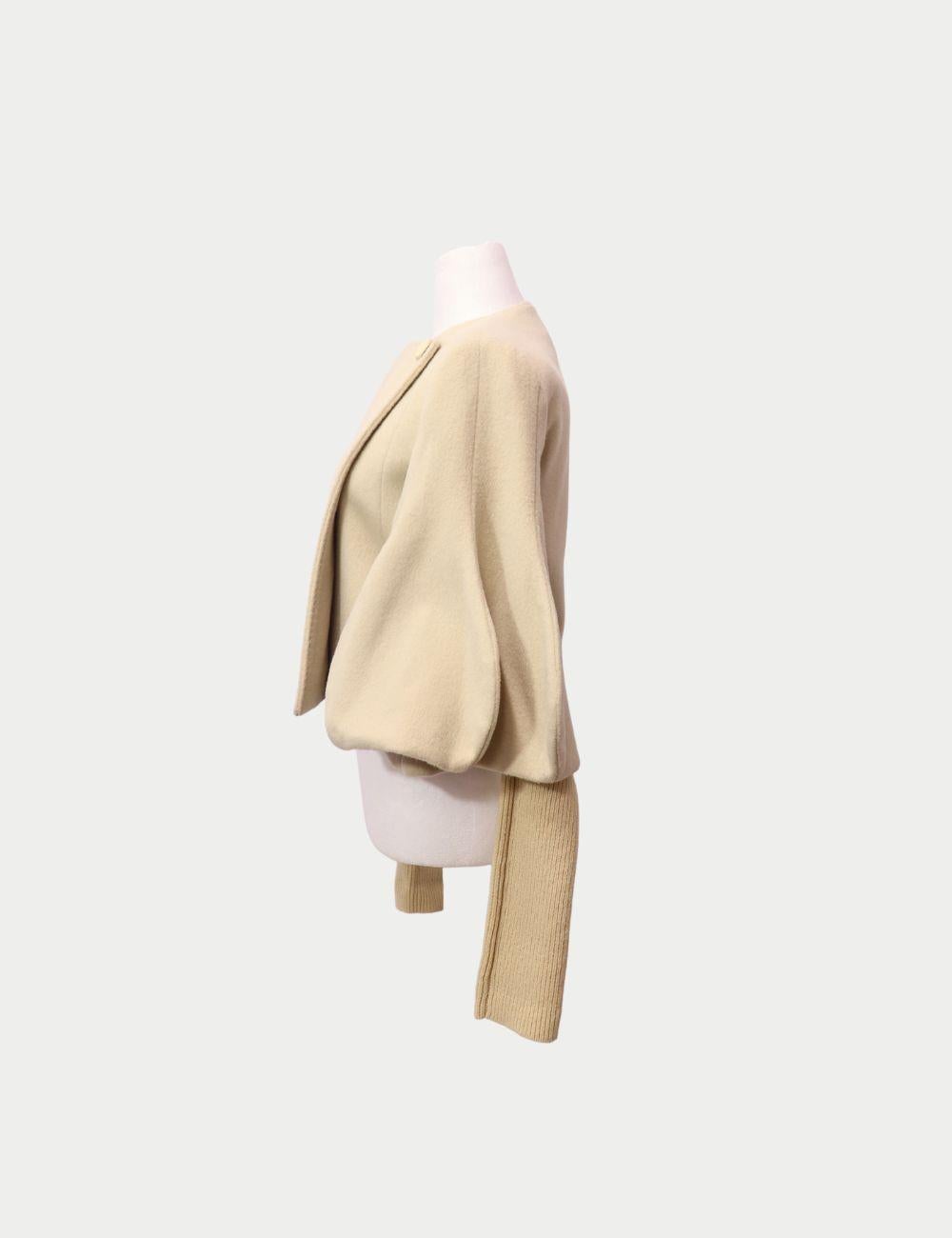 Chaqueta recortada de lana en color crema Stella McCartney


Eleva tu colección de prendas de abrigo con esta chaqueta recortada de Stella McCartney en elegante lana color crema. Con un diseño minimalista de cierre frontal asimétrico y un único