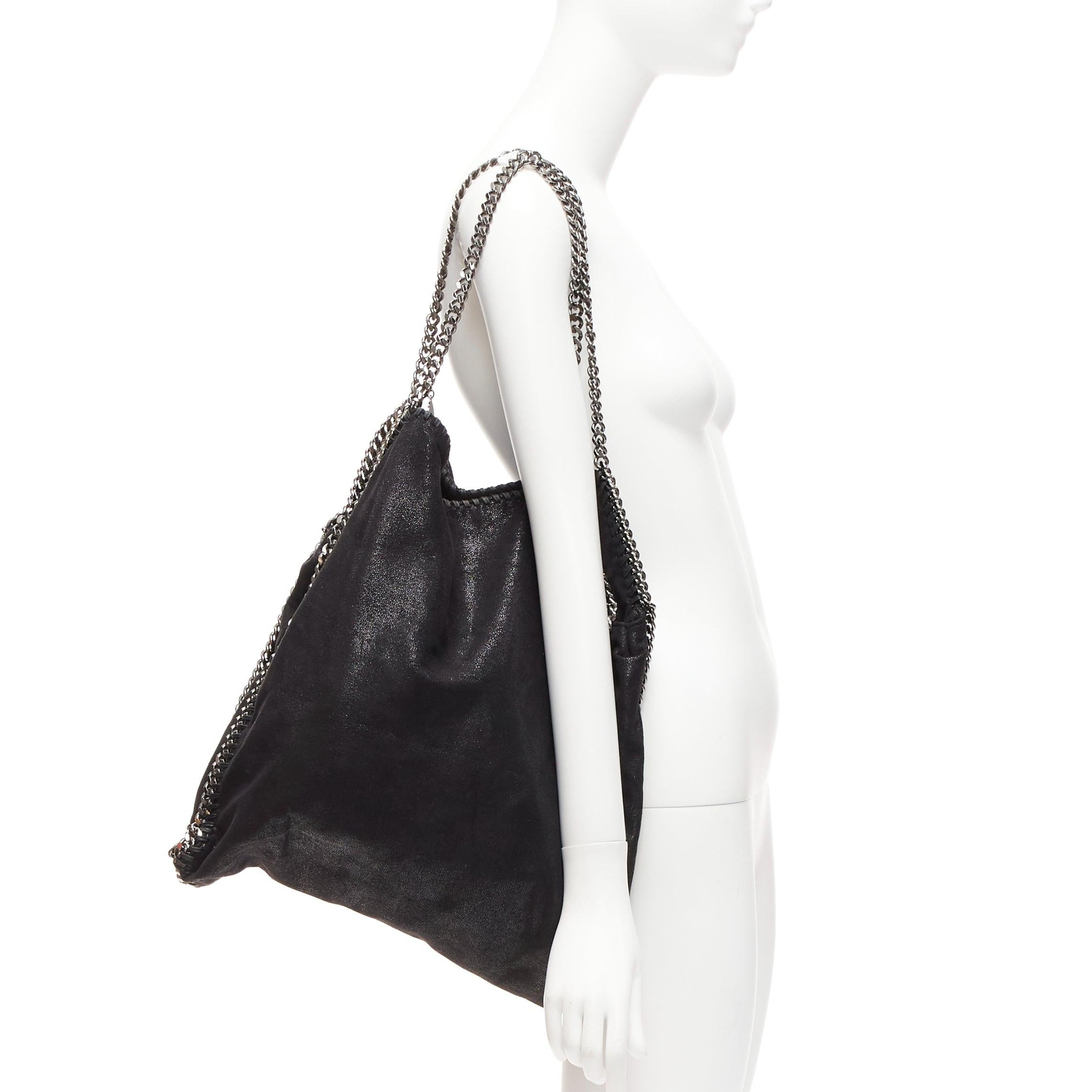 STELLA MCCARTNEY Falabella black shiny fabric logo medium chain tote bag
Reference: CELG/A00403
Brand: Stella McCartney
Designer: Stella McCartney
Model: Falabella
Material: Fabric
Color: Black, Silver
Pattern: Solid
Lining: Beige Fabric
Extra
