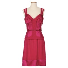 Mini robe corset Stella McCartney en soie magenta (couverture Vogue SJP, automne 2003)